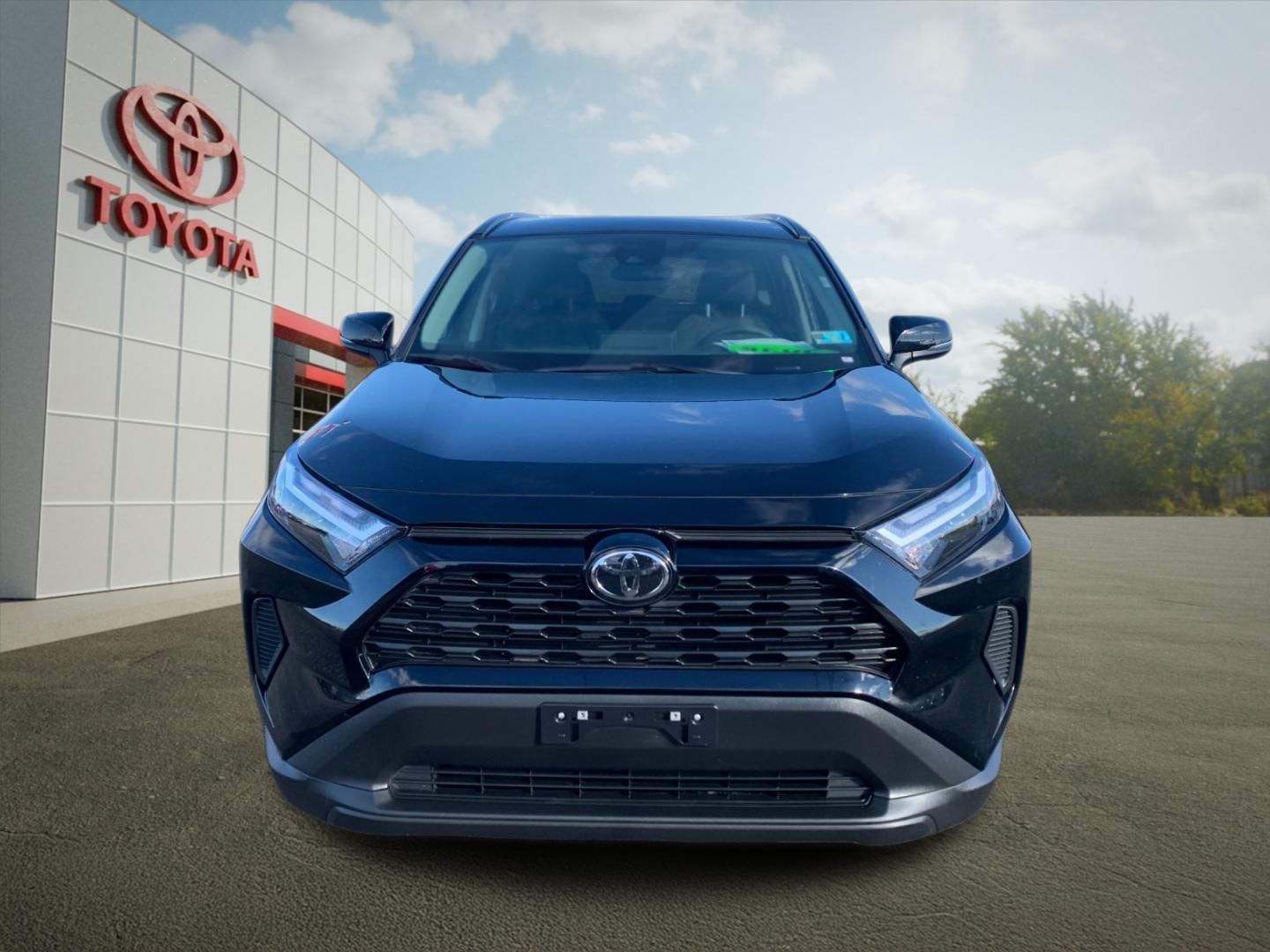 2025 Toyota RAV4 XLE - Photo 8