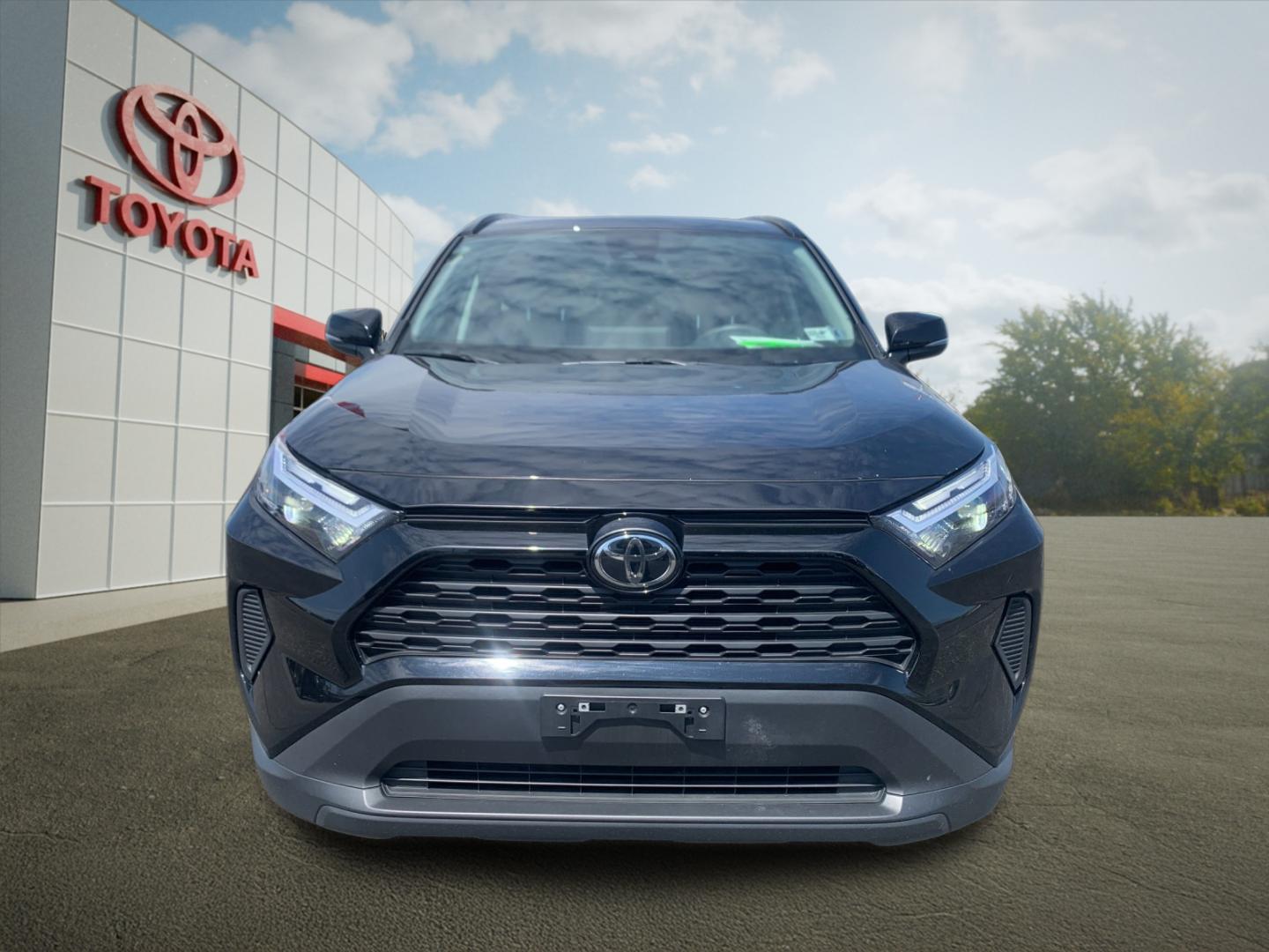 2025 Toyota RAV4 XLE - Photo 8