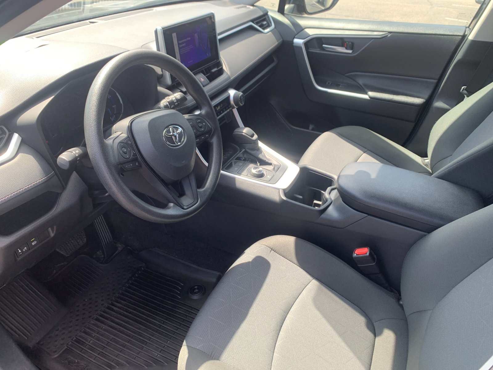 2025 Toyota RAV4 XLE - Photo 11