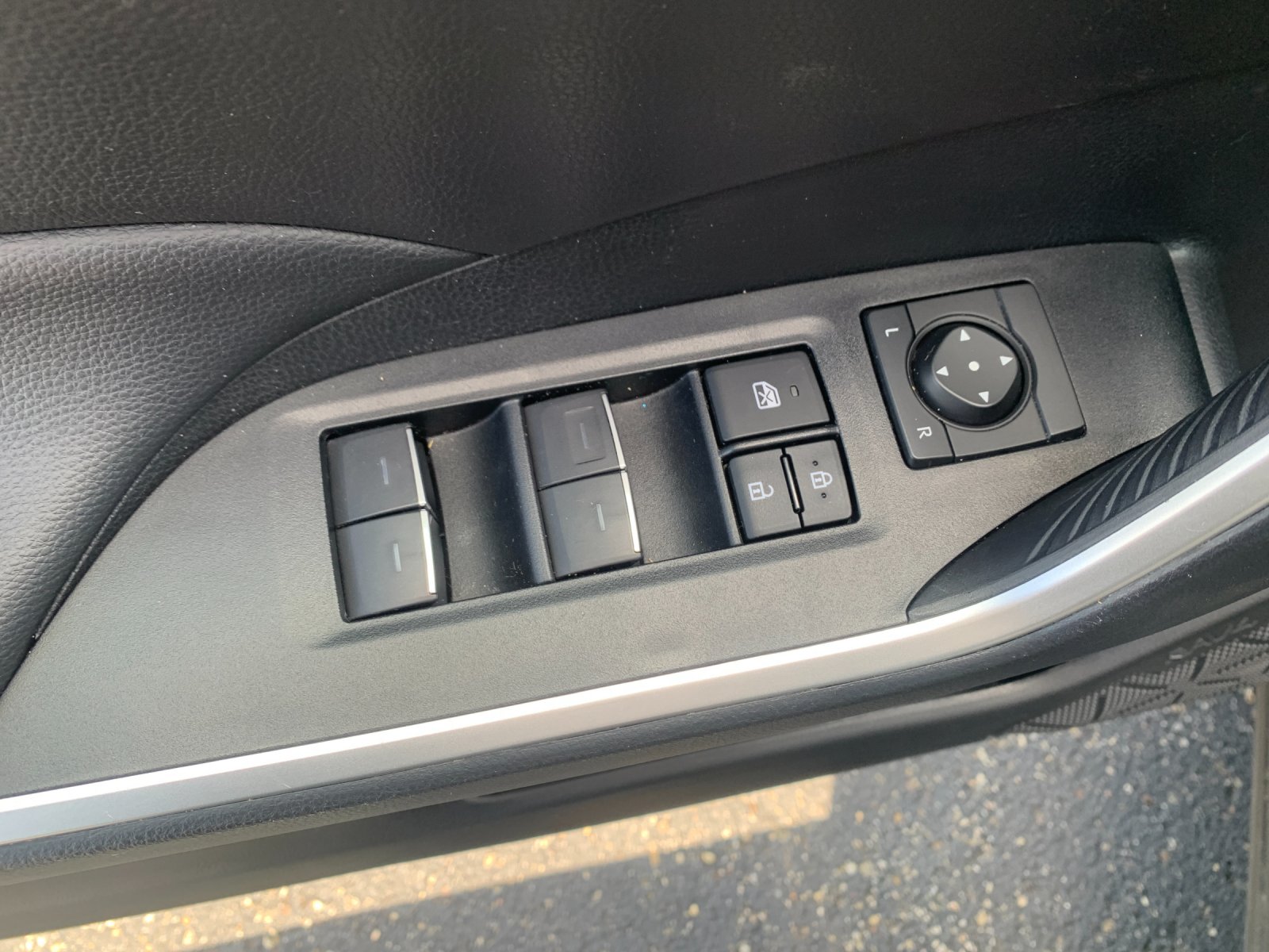 2025 Toyota RAV4 XLE - Photo 13
