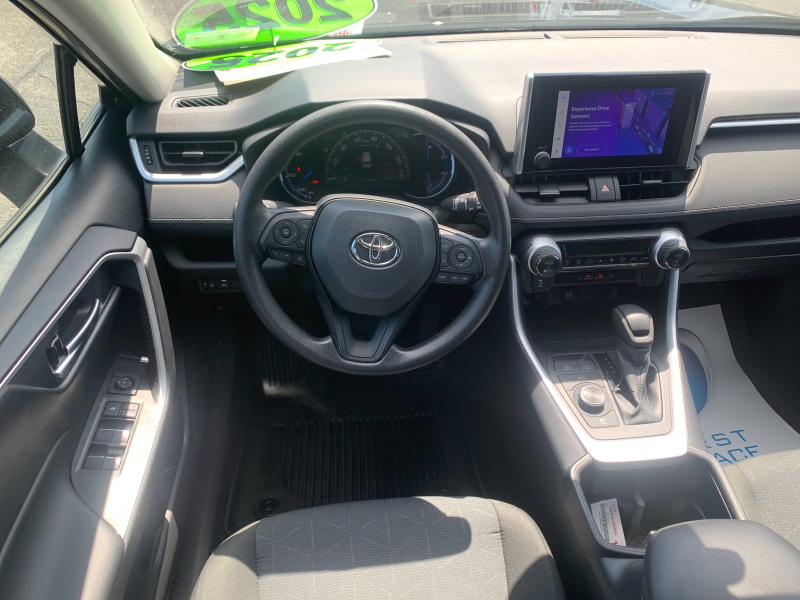 2025 Toyota RAV4 XLE - Photo 17