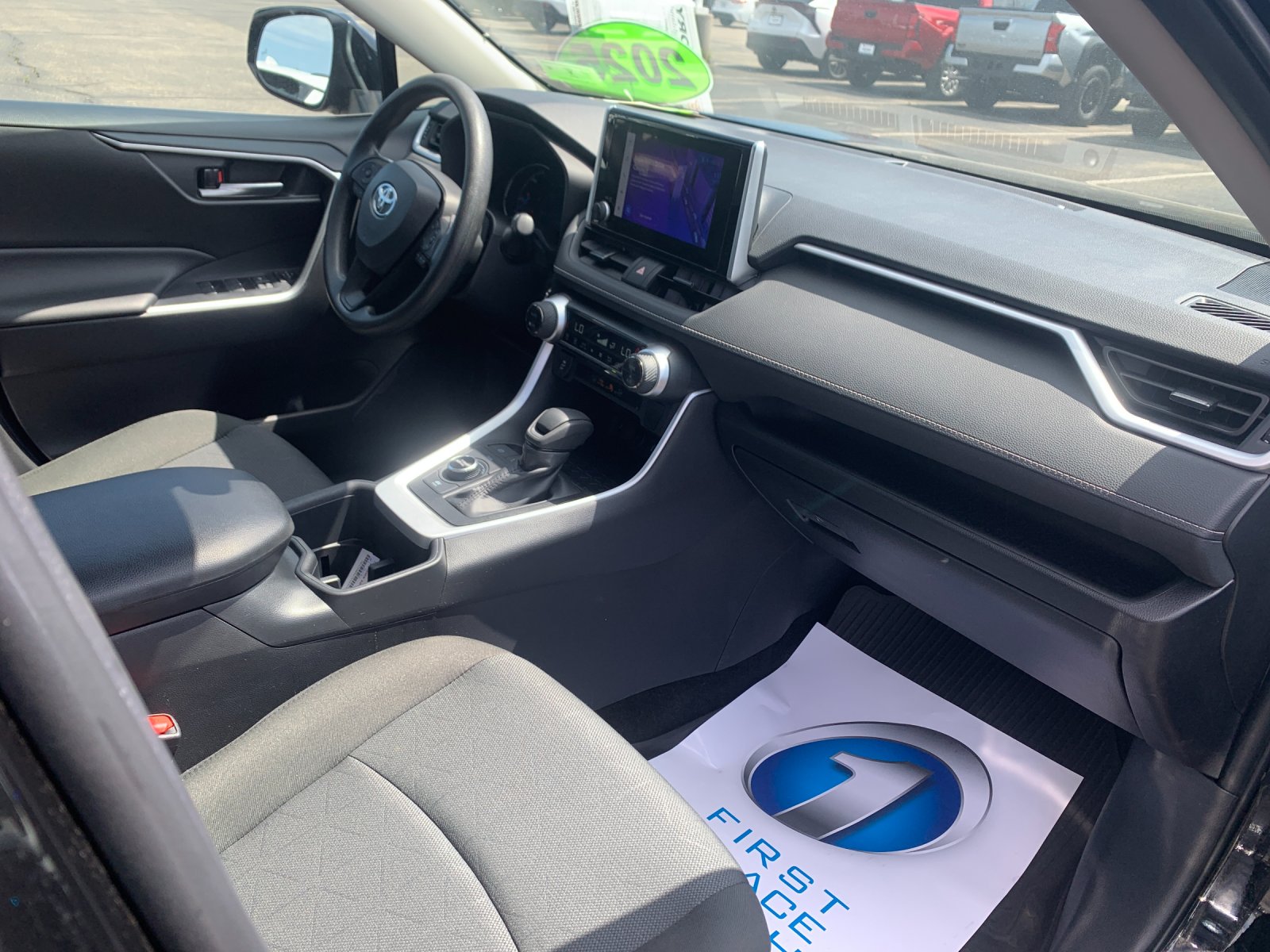 2025 Toyota RAV4 XLE - Photo 18