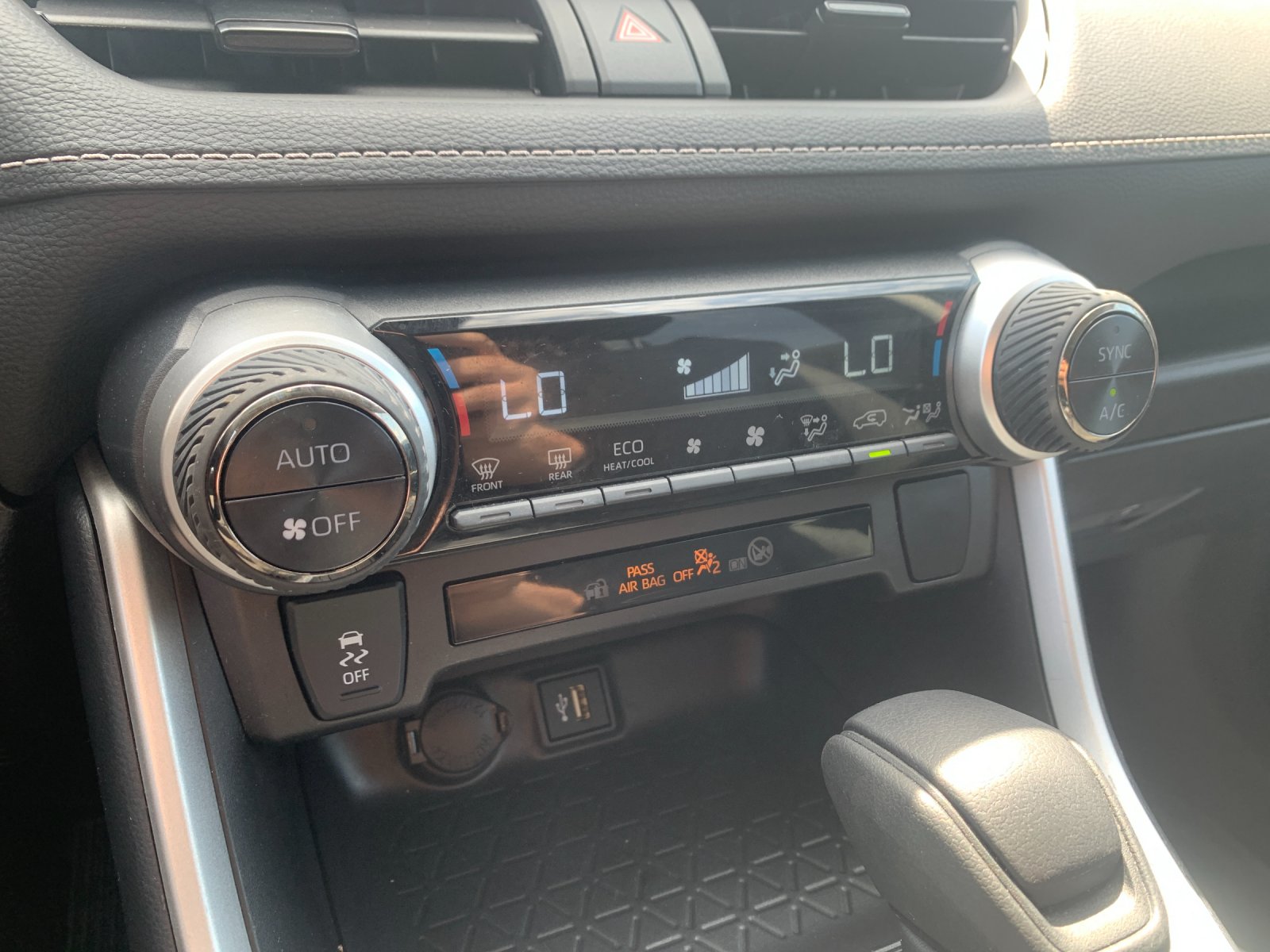 2025 Toyota RAV4 XLE - Photo 23