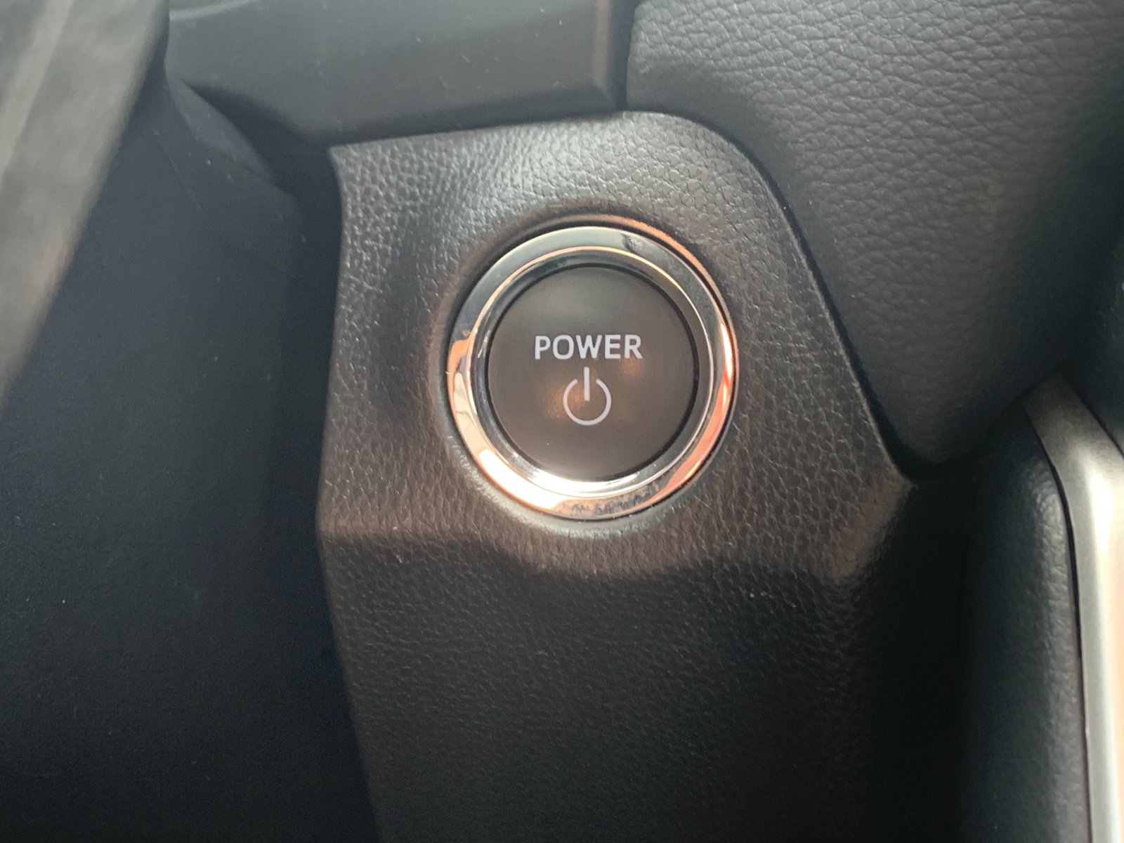 2025 Toyota RAV4 XLE - Photo 25