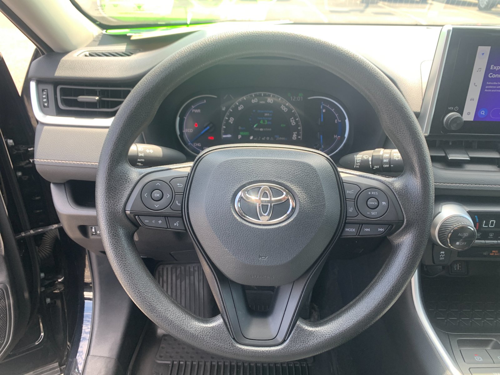 2025 Toyota RAV4 XLE - Photo 26