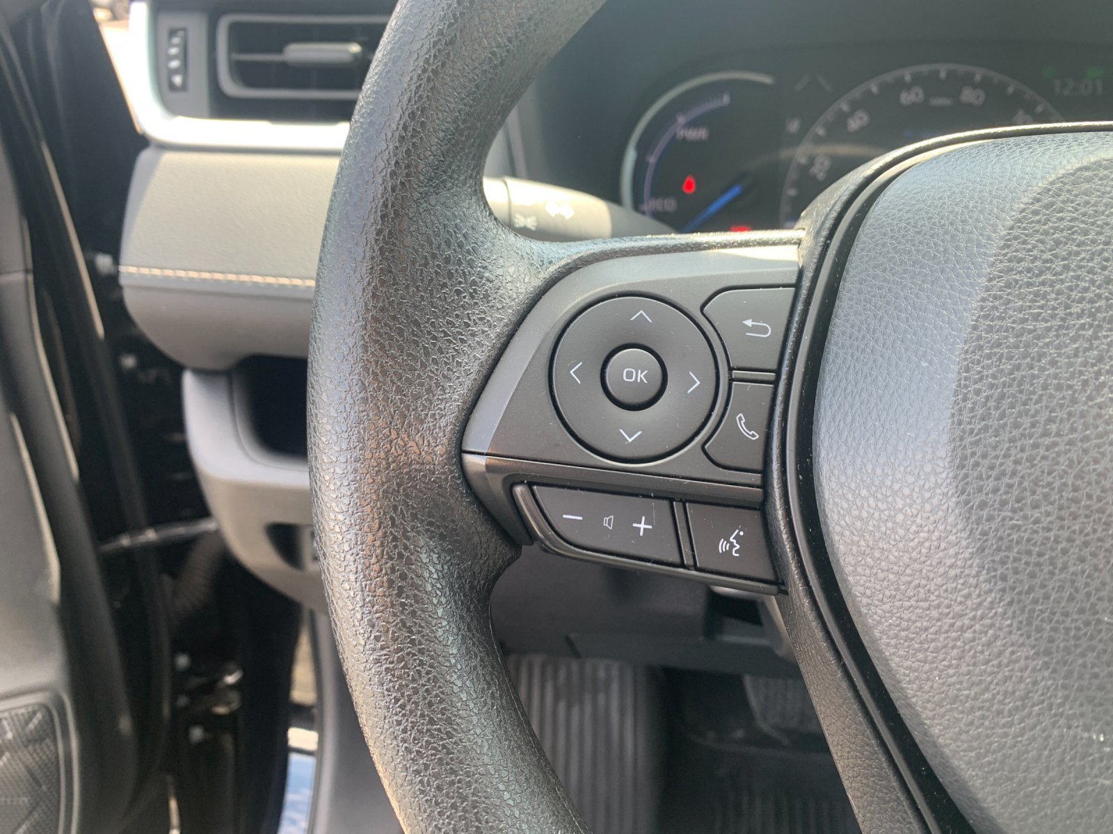 2025 Toyota RAV4 XLE - Photo 27