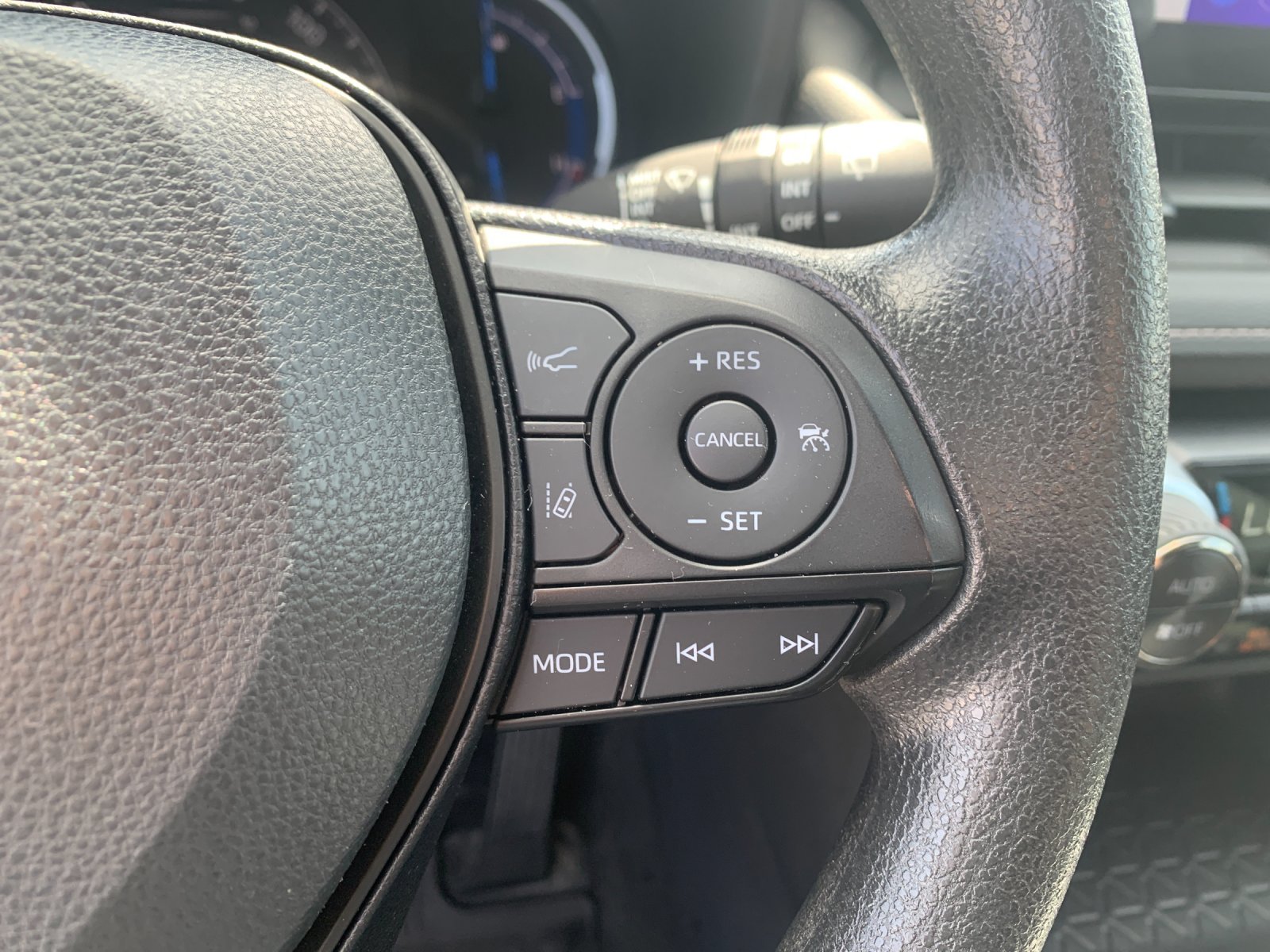2025 Toyota RAV4 XLE - Photo 28
