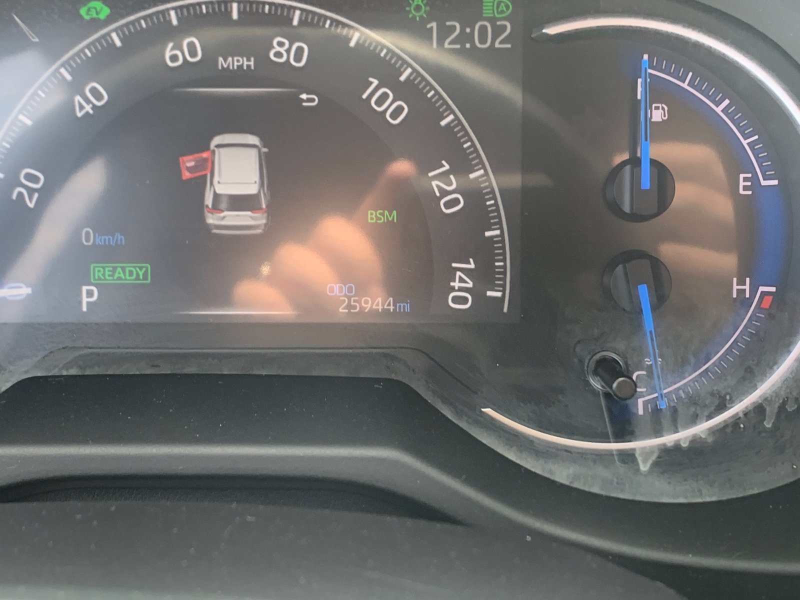 2025 Toyota RAV4 XLE - Photo 30