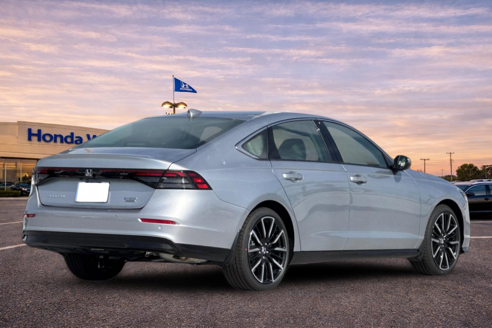 New 2026 Solar Silver Metallic Honda Touring image 4
