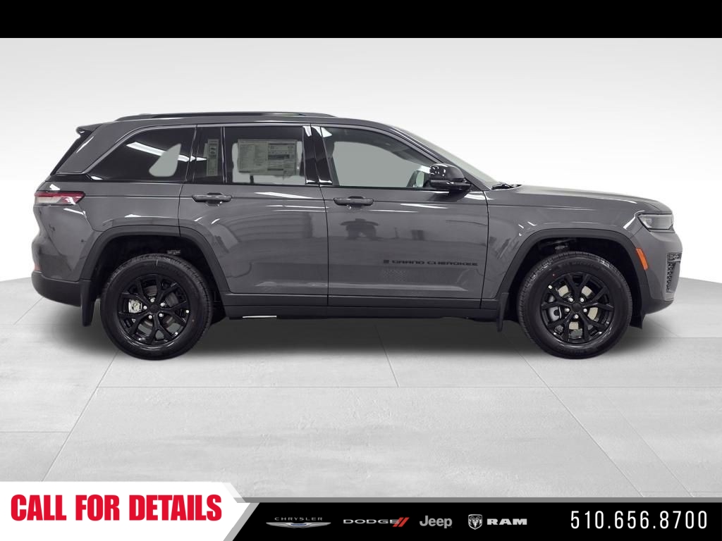 New 2026 Baltic Gray Metallic Clearcoat Jeep Altitude image 4
