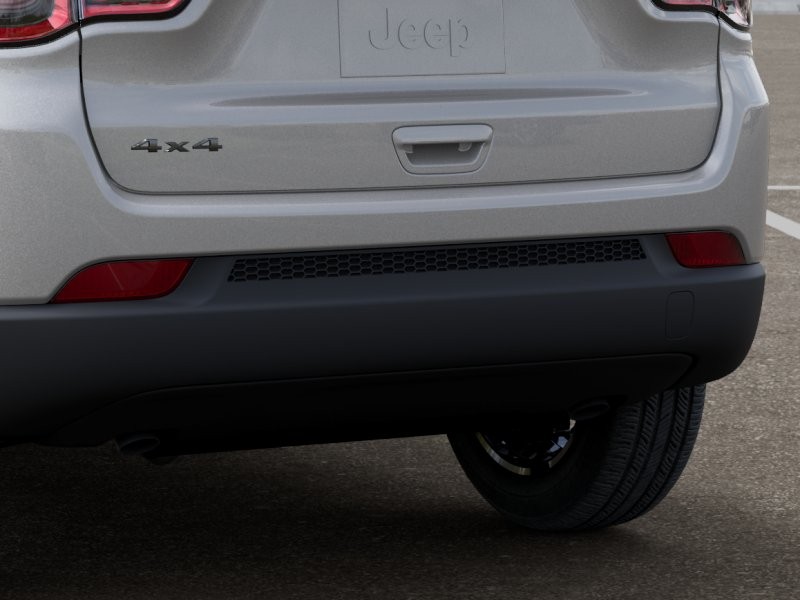 New 2026 Silver Zynith Metallic Clearcoat Jeep Latitude image 39