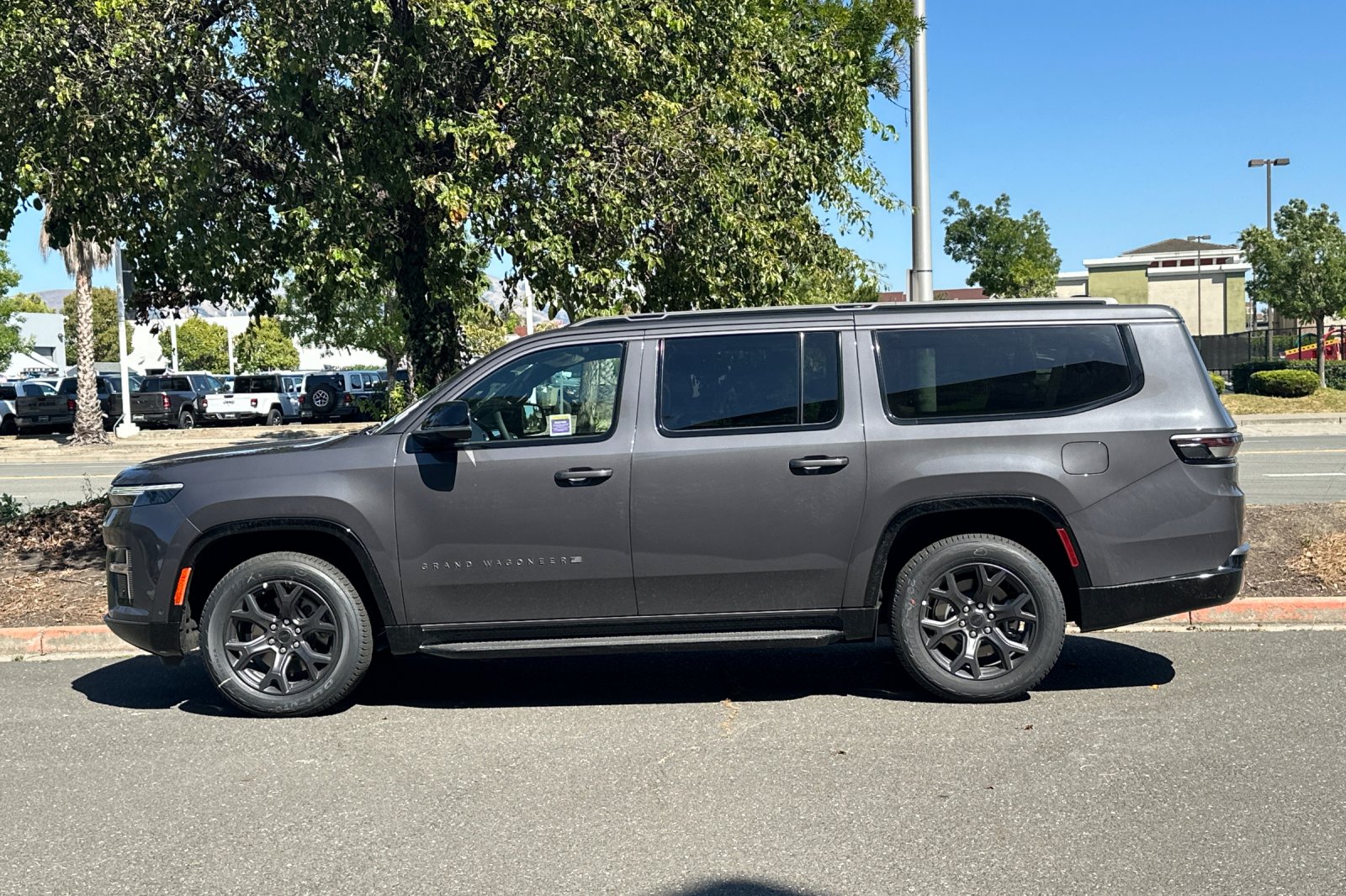 New 2026 Baltic-Gray Metallic Clear-Coat Exterior Paint Jeep Limited Altitude image 6