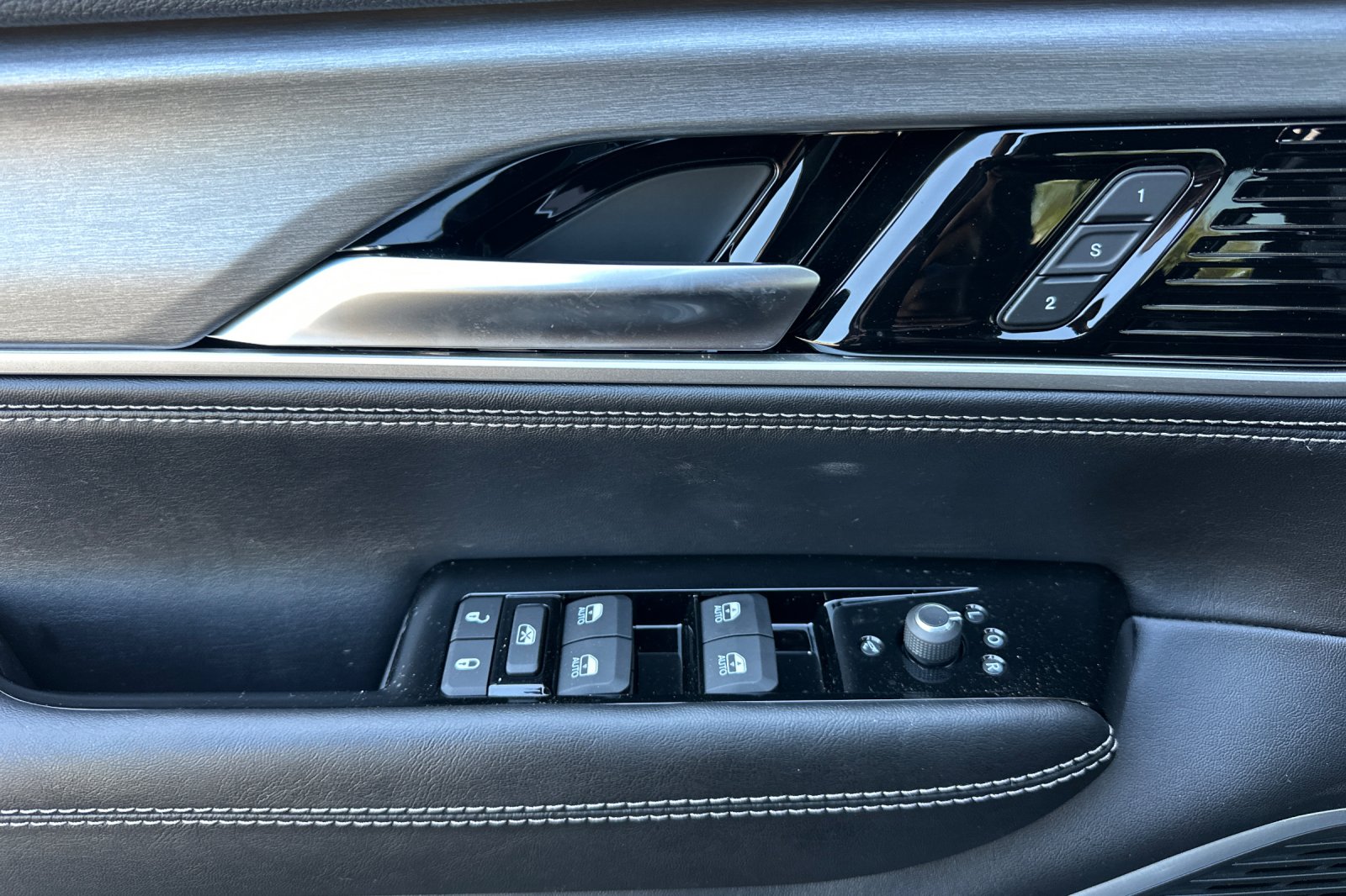 New 2026 Baltic-Gray Metallic Clear-Coat Exterior Paint Jeep Limited Altitude image 10