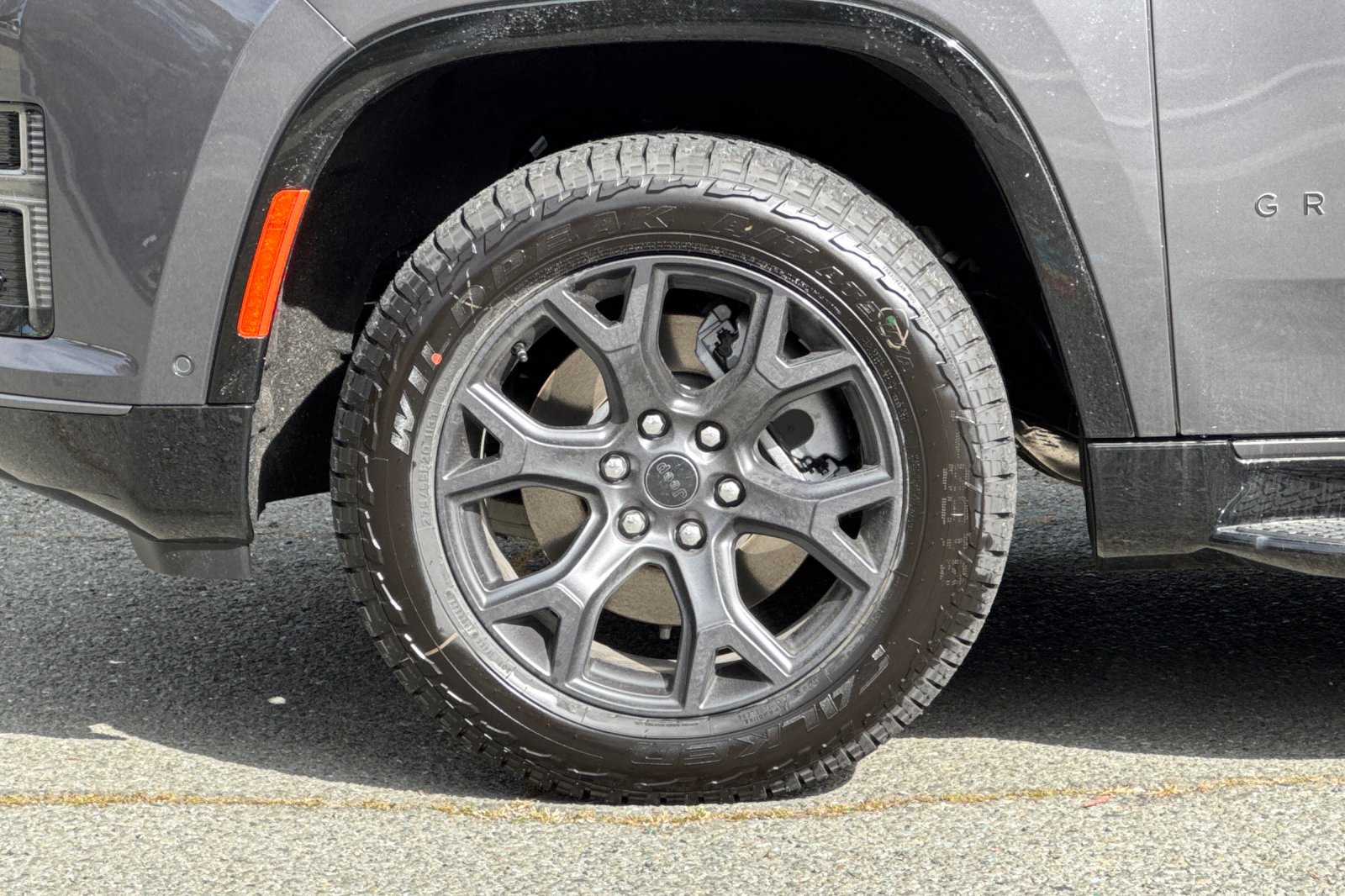 New 2026 Baltic-Gray Metallic Clear-Coat Exterior Paint Jeep Upland image 26