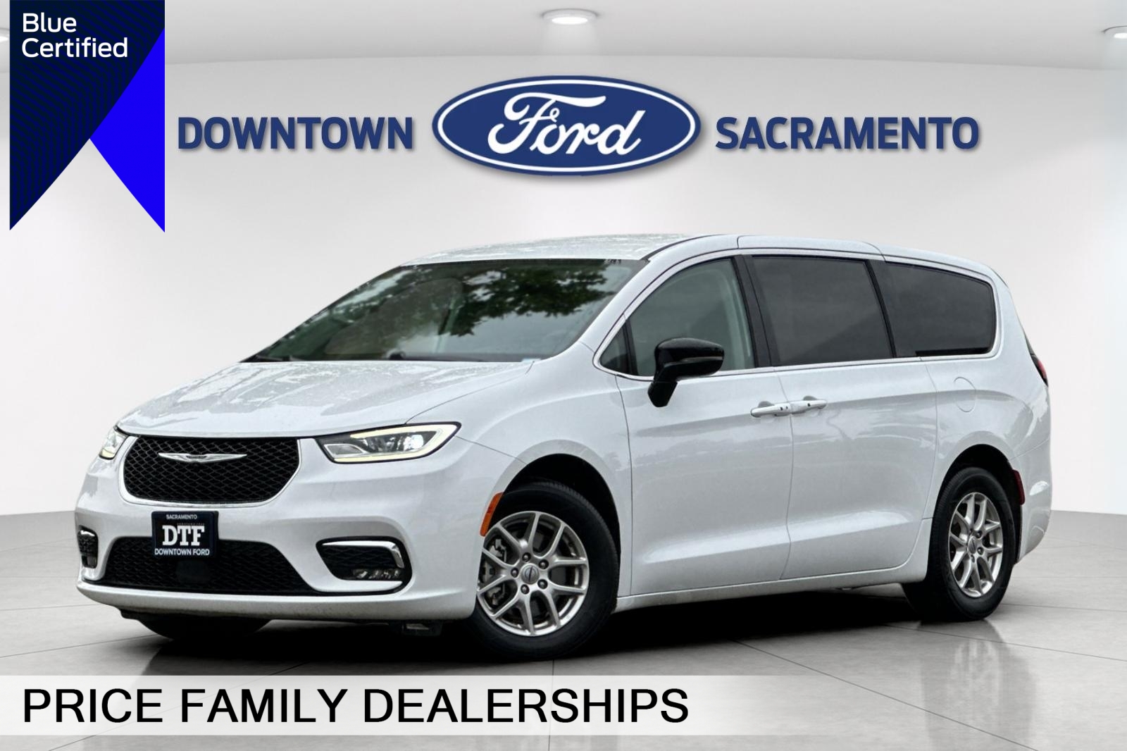 2024 Chrysler Pacifica Touring L's photo