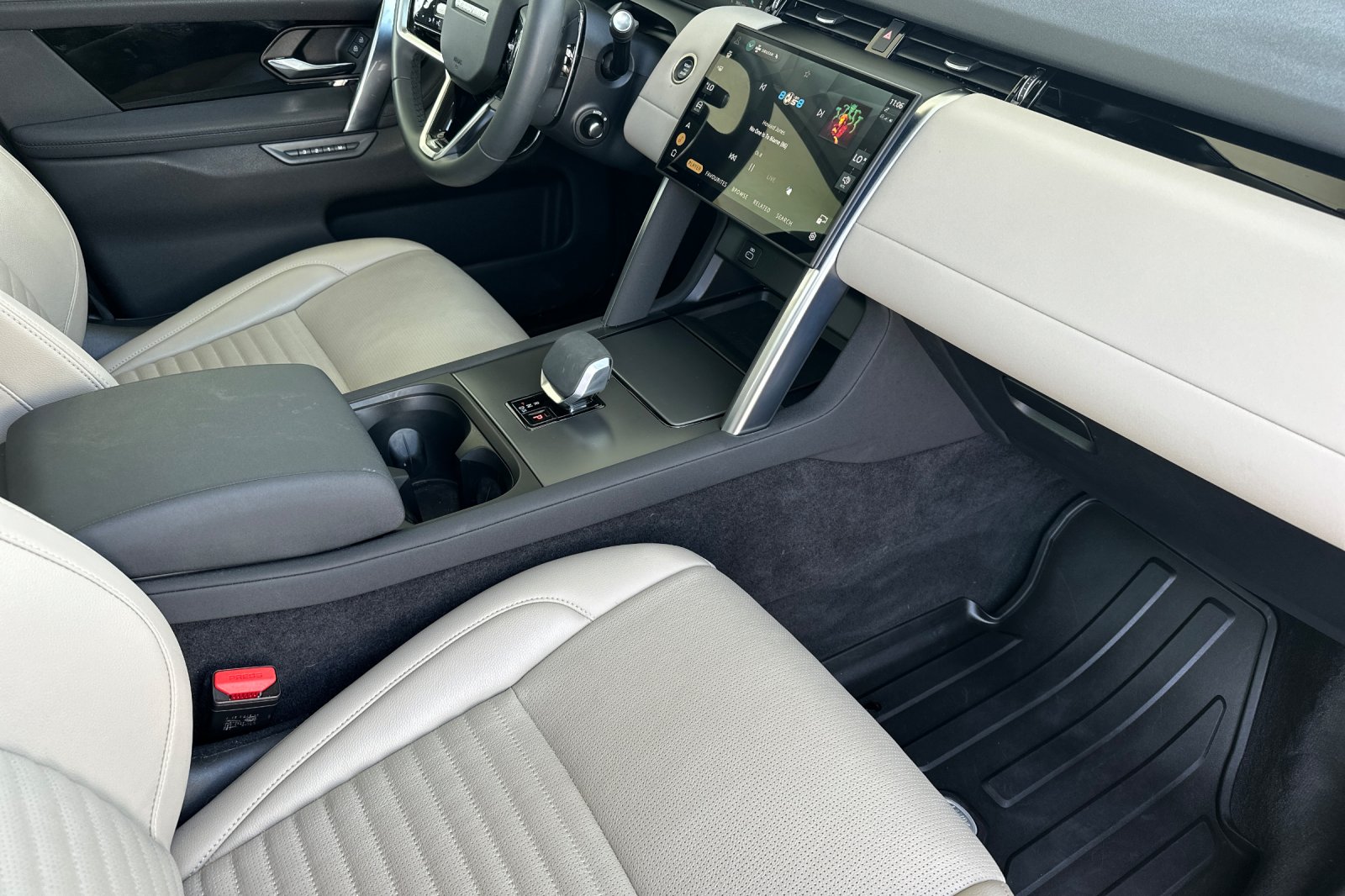 Used 2024 Blue Land Rover S image 19