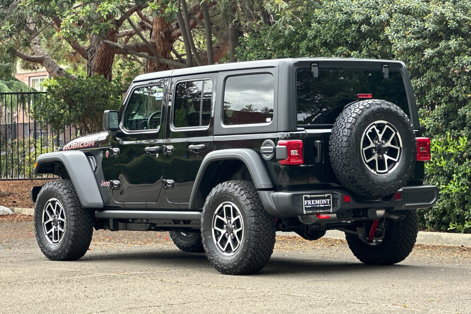 New 2026 Black Clear-Coat Exterior Paint Jeep Rubicon image 5