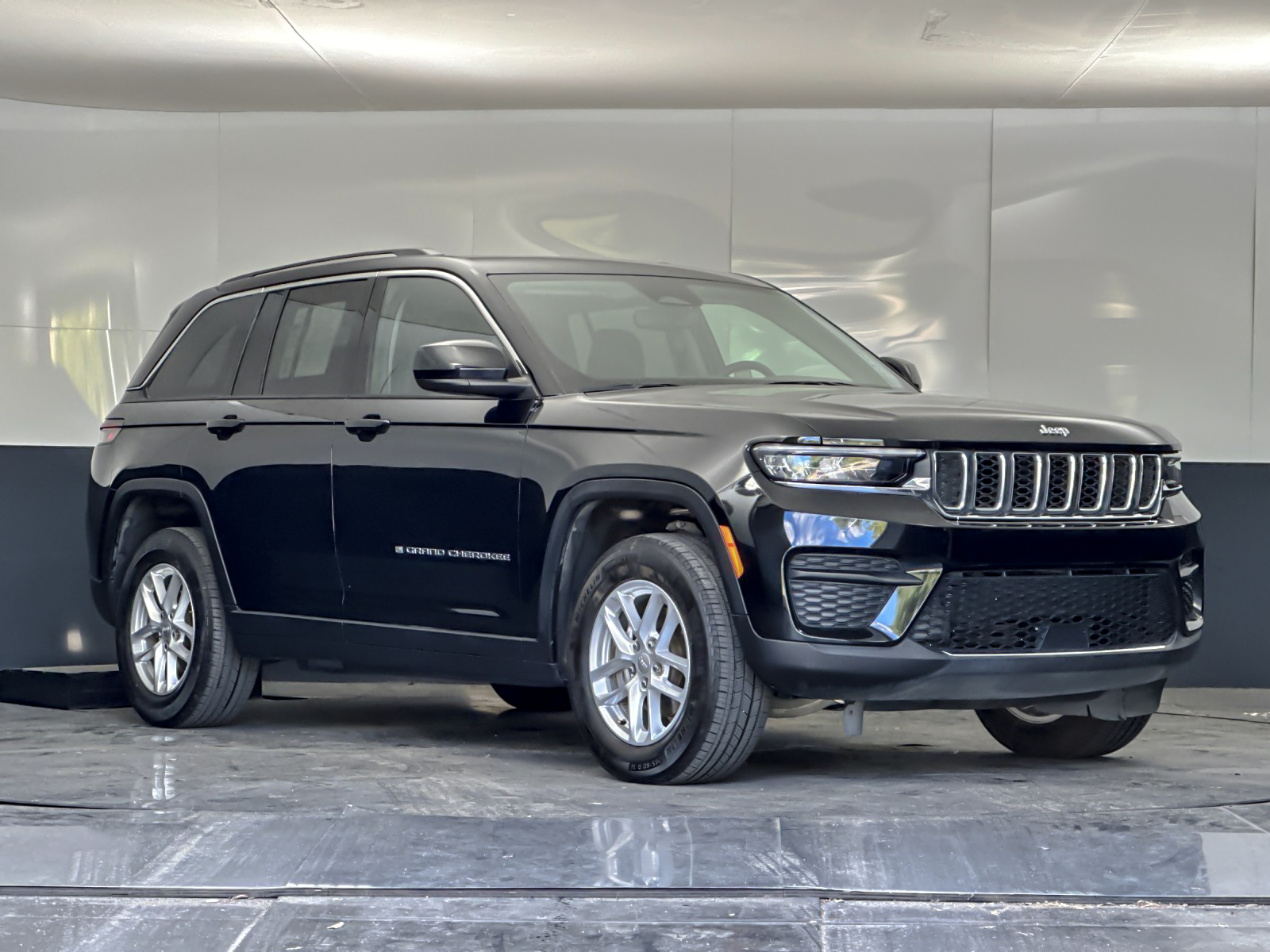 2023 Jeep Grand Cherokee Laredo 4x4's photo
