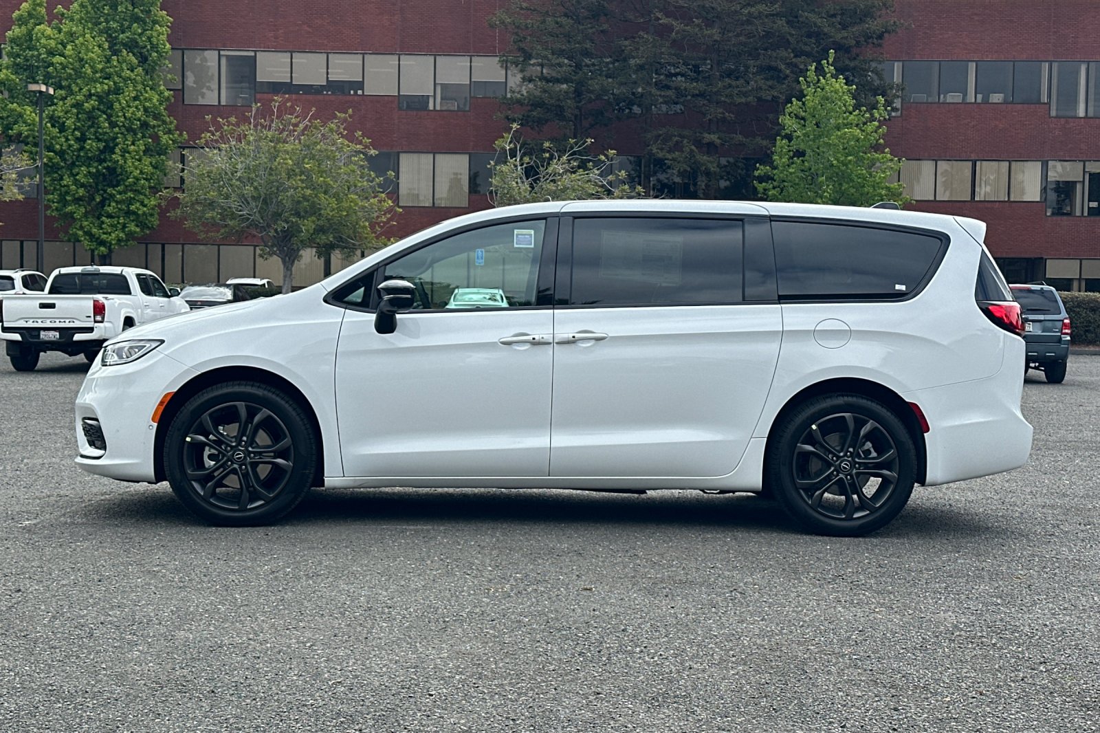 New 2026 Bright White Clear-Coat Exterior Paint Chrysler Select image 6