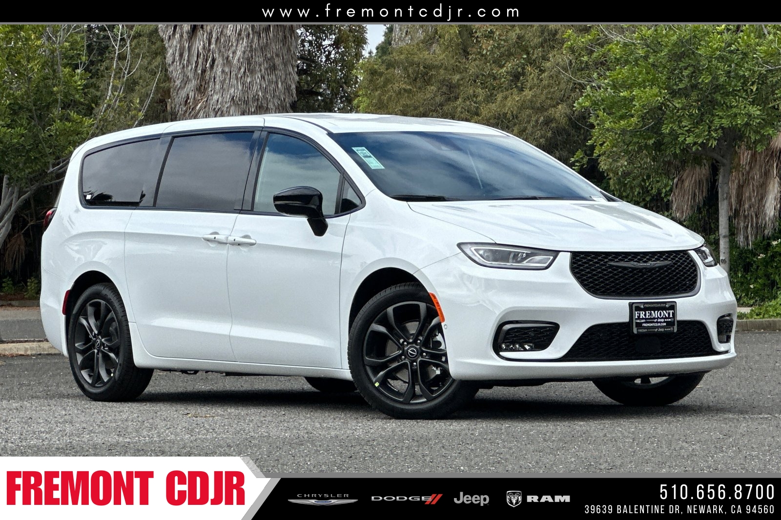 2026 Chrysler Pacifica Select's photo