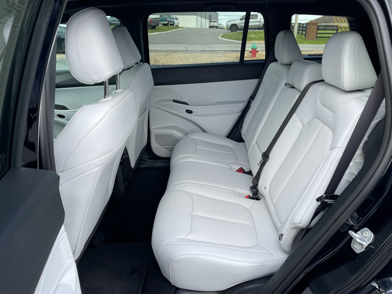 New 2026 Diamond Black Crystal Pearlcoat Jeep Limited image 13