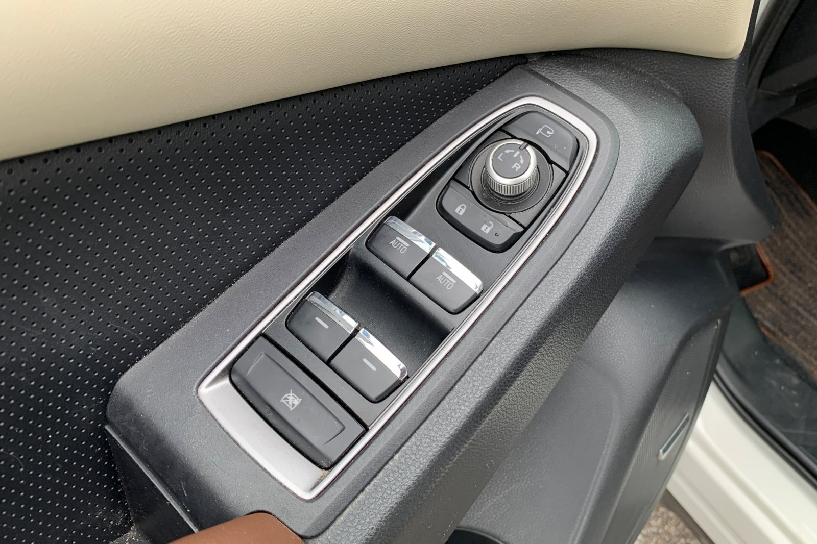 Used 2022 White Subaru Touring image 13