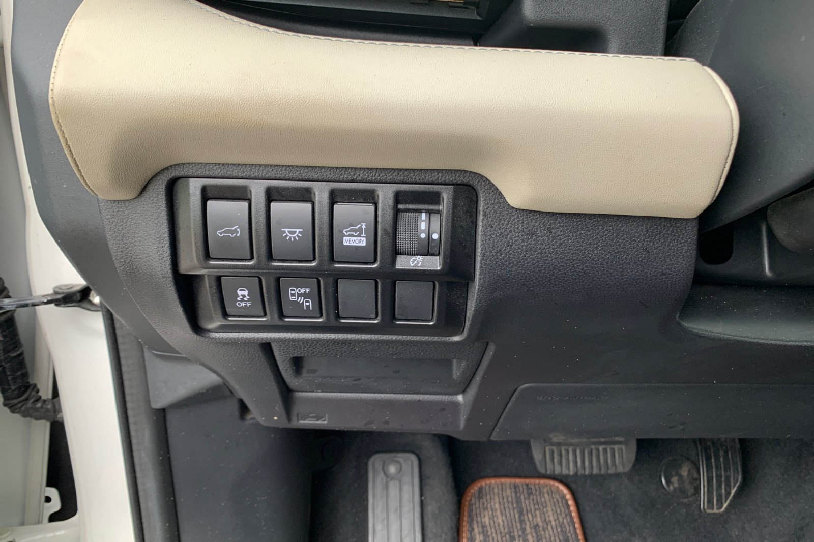 Used 2022 White Subaru Touring image 35