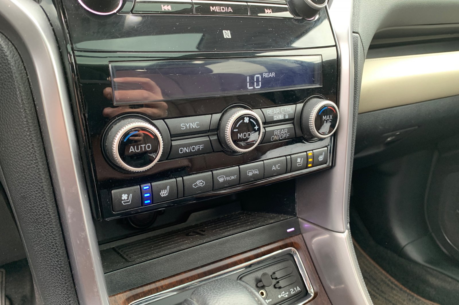 Used 2022 White Subaru Touring image 27