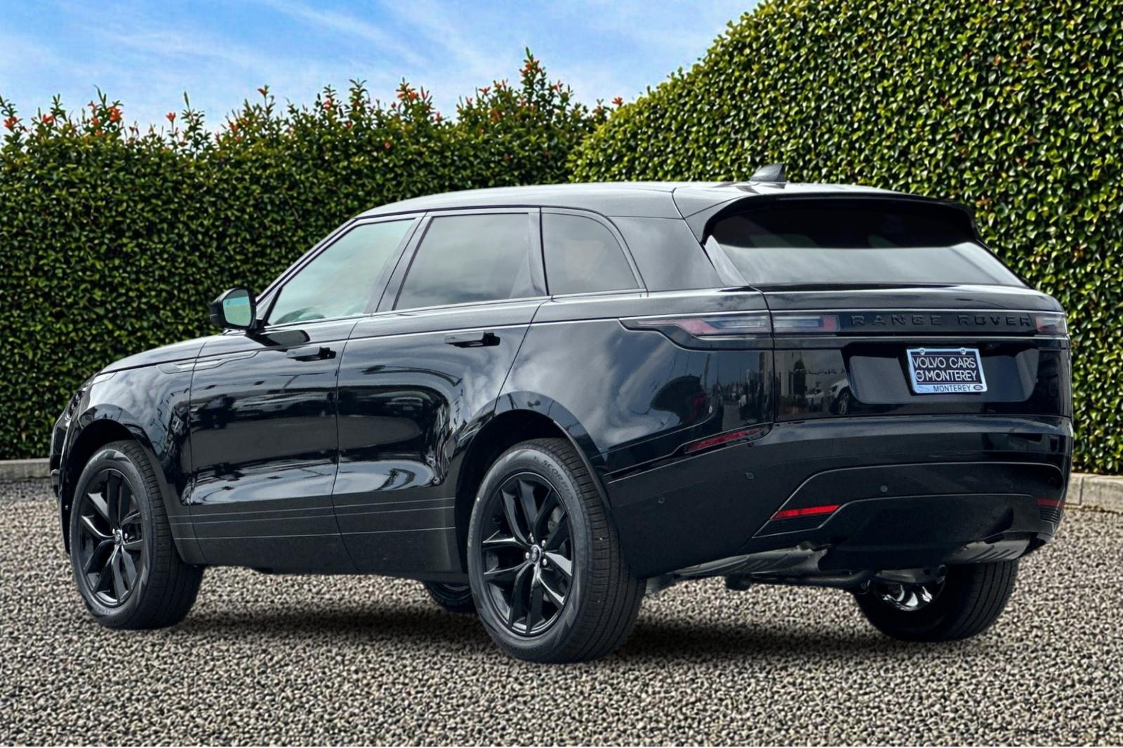 New 2026 Santorini Black Land Rover Dynamic SE image 4