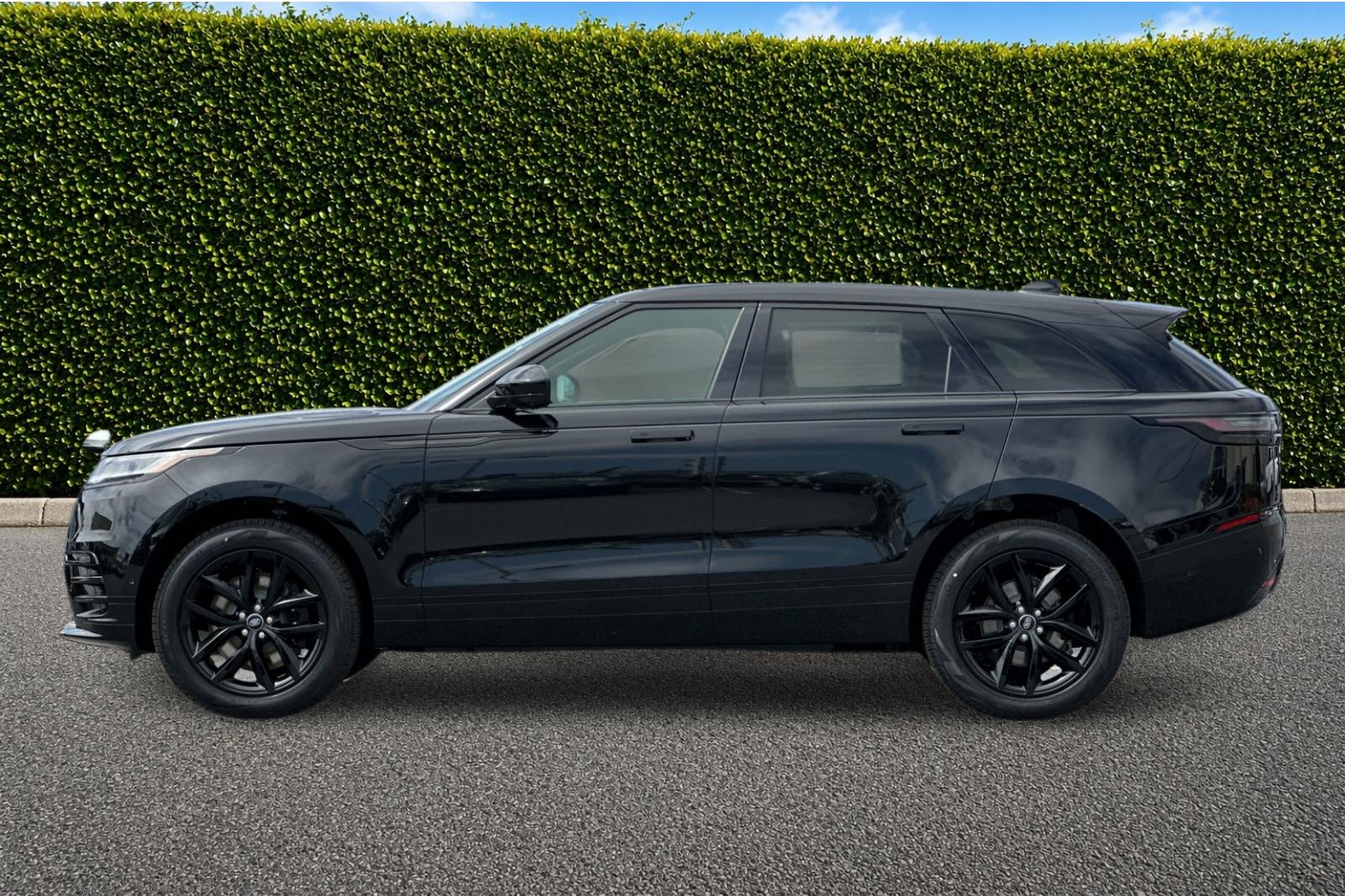 New 2026 Santorini Black Land Rover Dynamic SE image 3