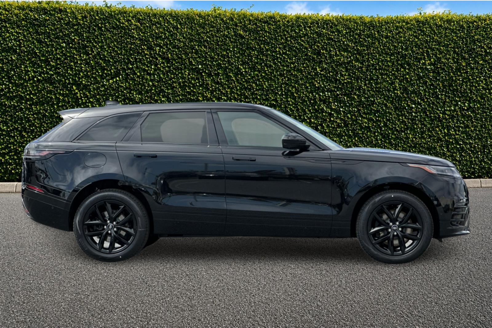 New 2026 Santorini Black Land Rover Dynamic SE image 7
