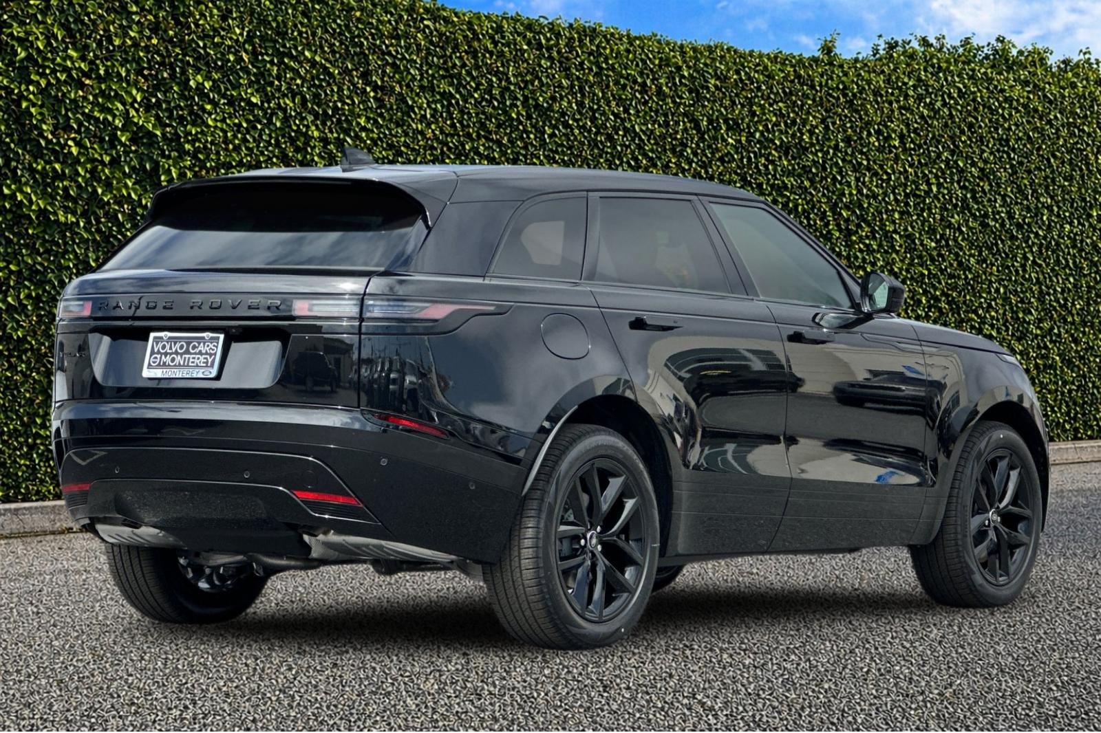 New 2026 Santorini Black Land Rover Dynamic SE image 6