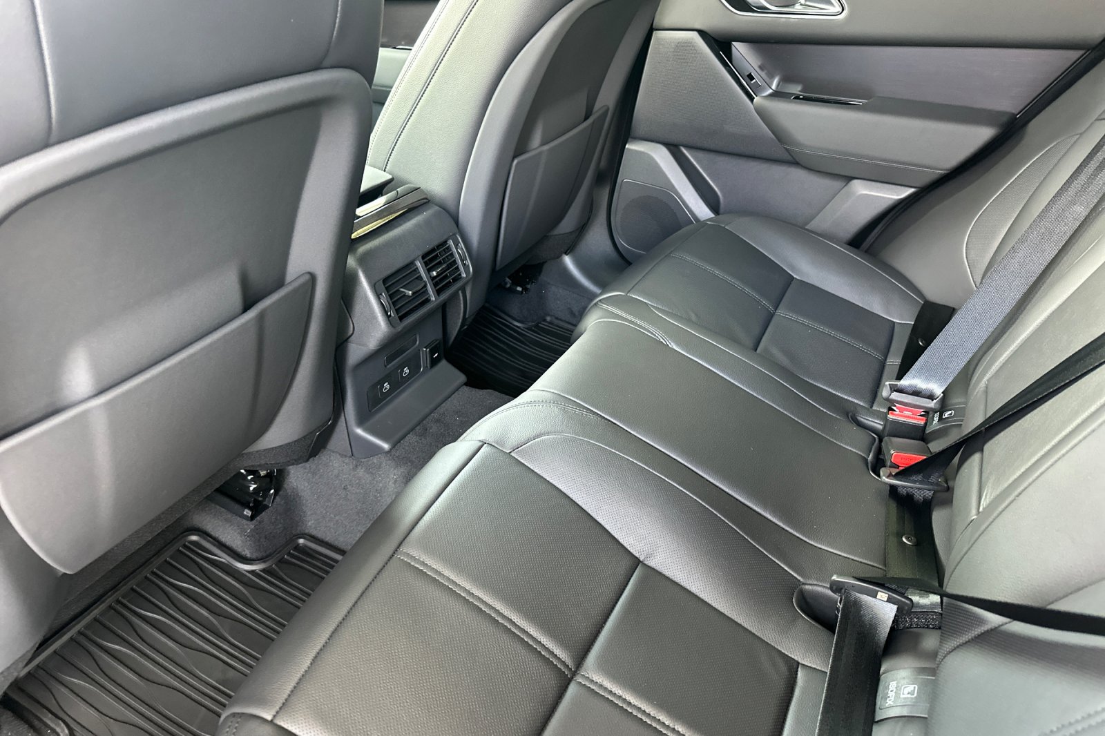 New 2026 Santorini Black Land Rover Dynamic SE image 12