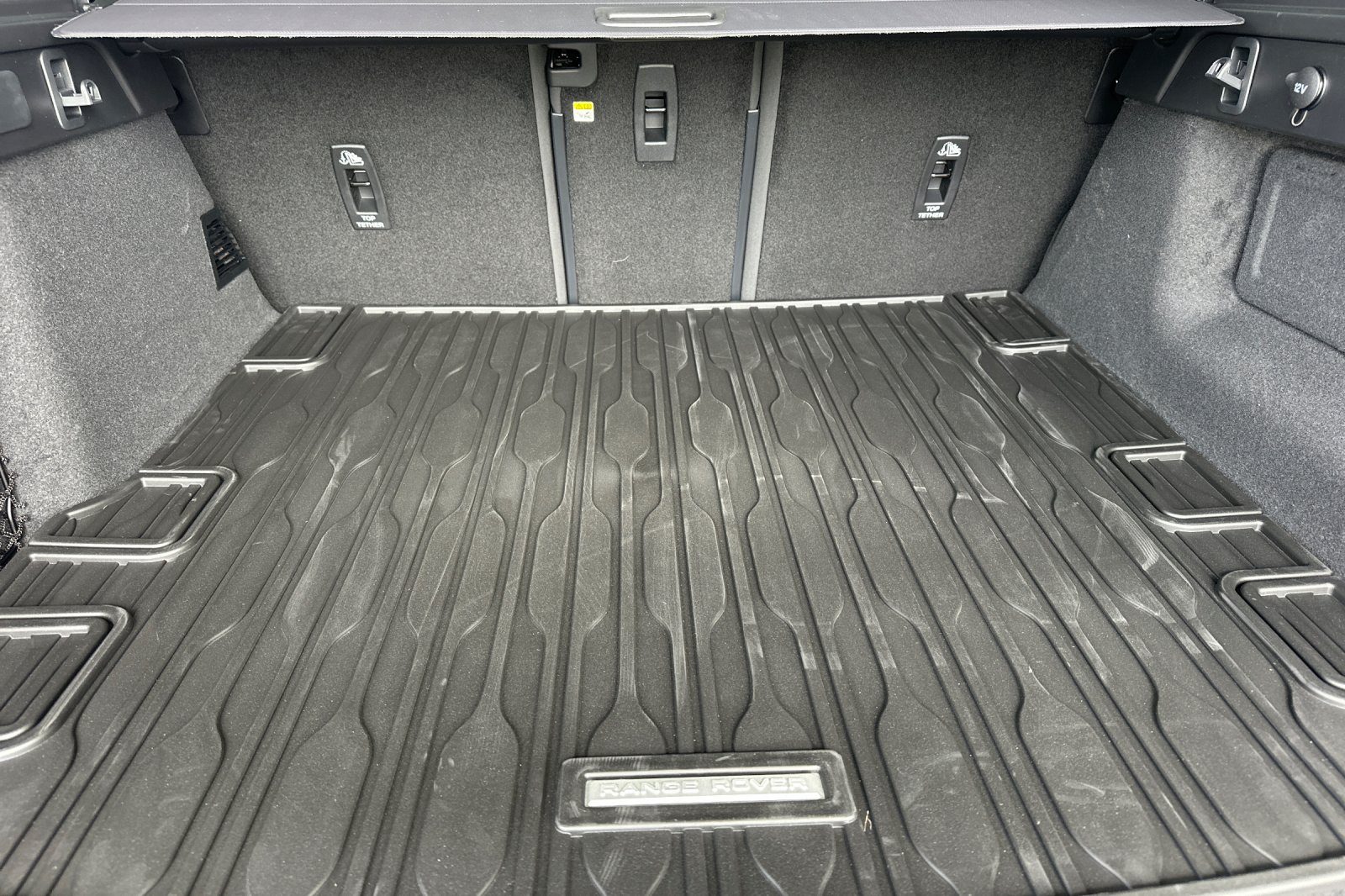 New 2026 Santorini Black Land Rover Dynamic SE image 15