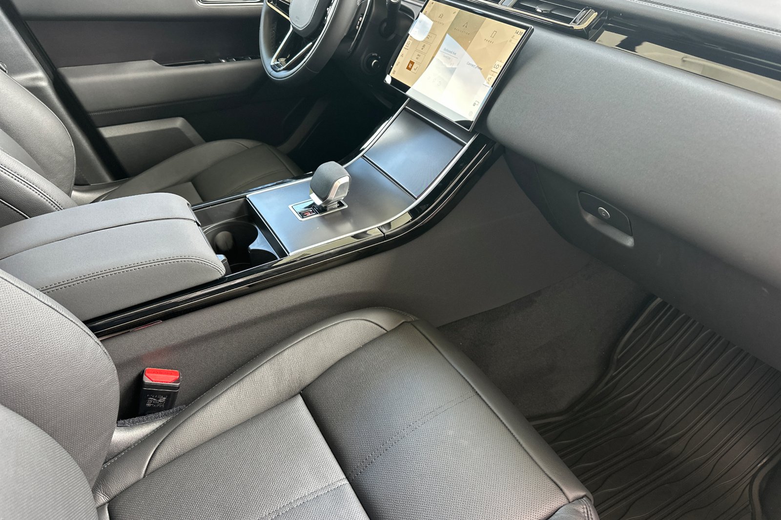 New 2026 Santorini Black Land Rover Dynamic SE image 16