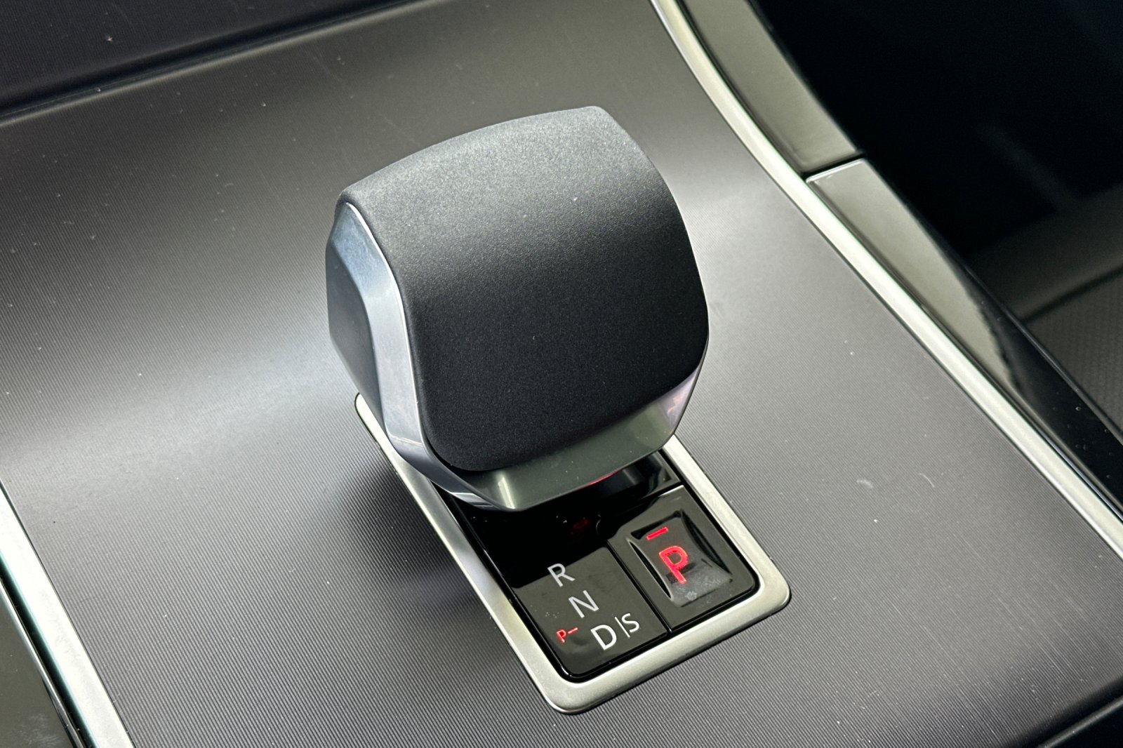 New 2026 Santorini Black Land Rover Dynamic SE image 22