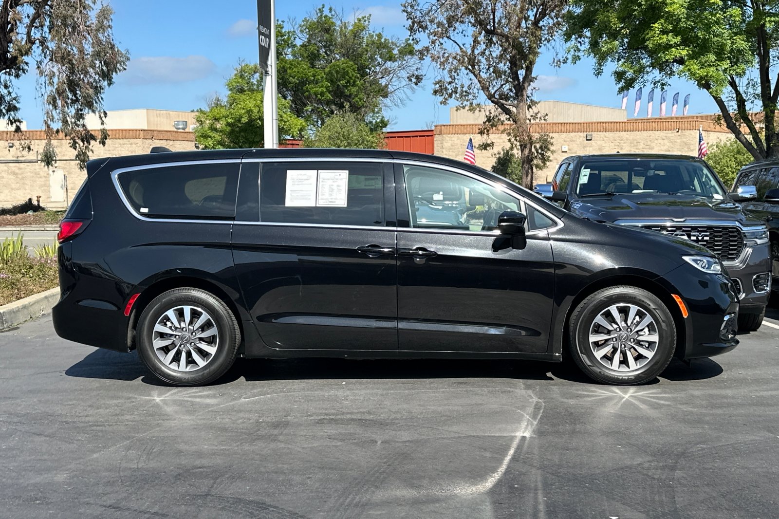 Used 2024 Chrysler Pacifica PHEV Select with VIN 2C4RC1S74RR169472 for sale in Newark, CA