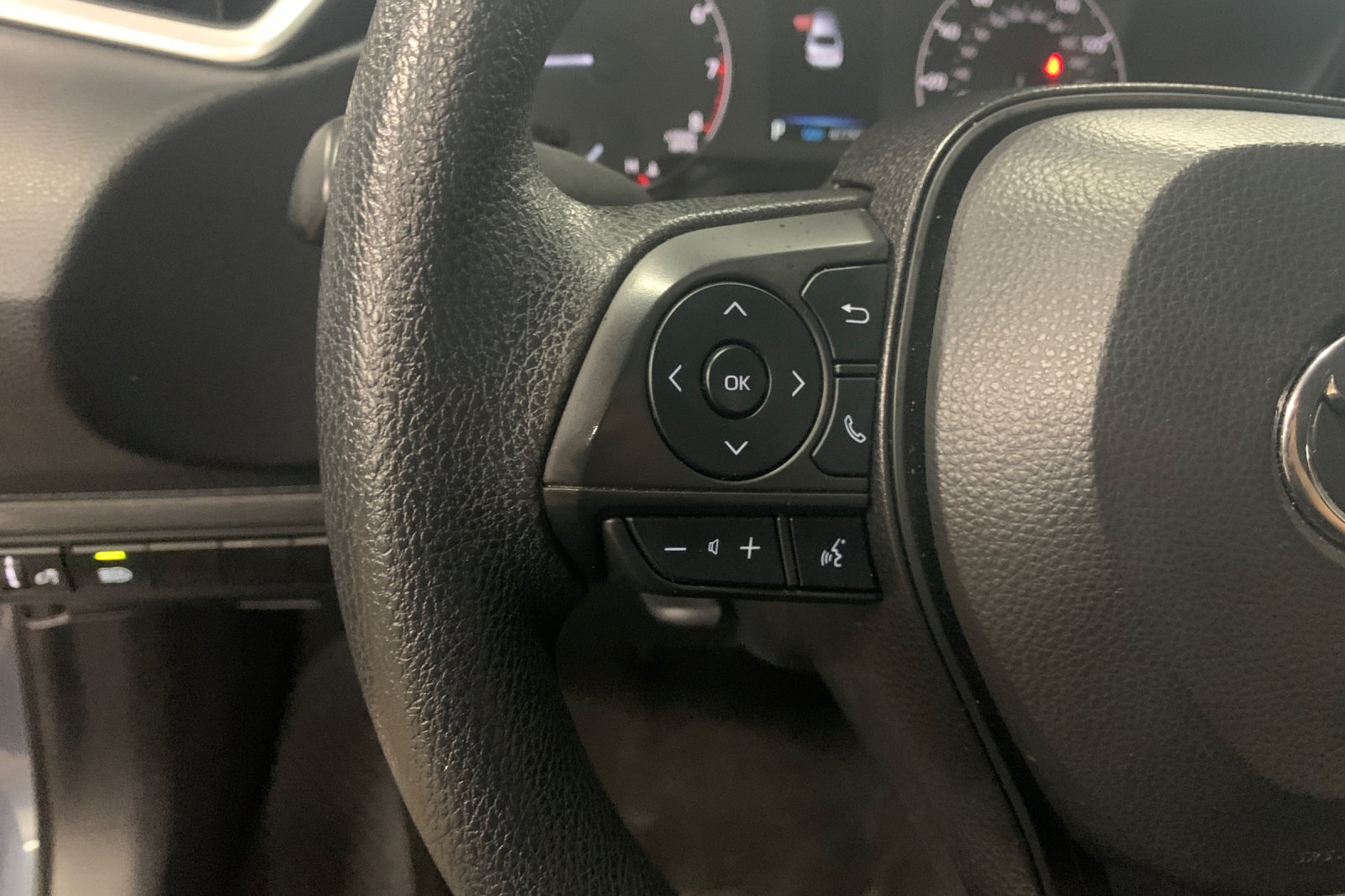 Used 2024  Toyota LE image 26