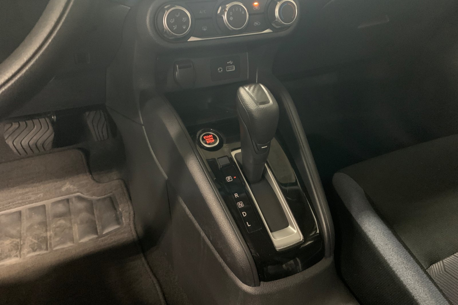 Used 2025 Silver Nissan 1.6 SV image 24