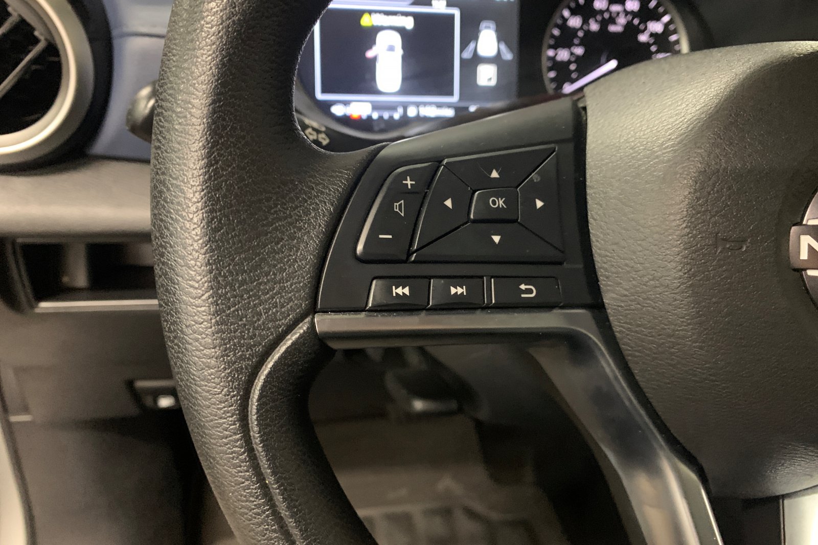 Used 2025 Silver Nissan 1.6 SV image 27