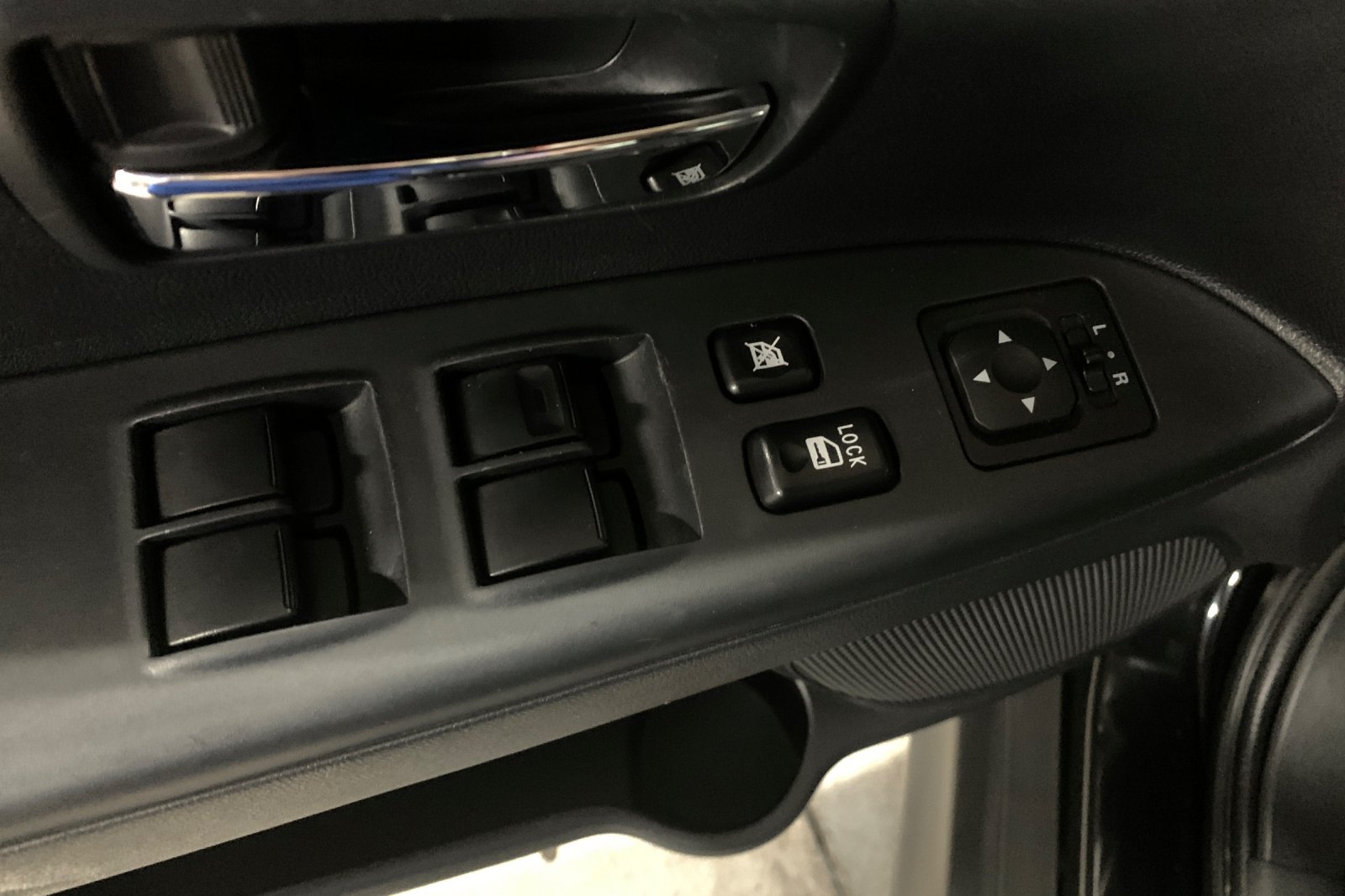 Used 2024  Mitsubishi 2.0 ES image 12