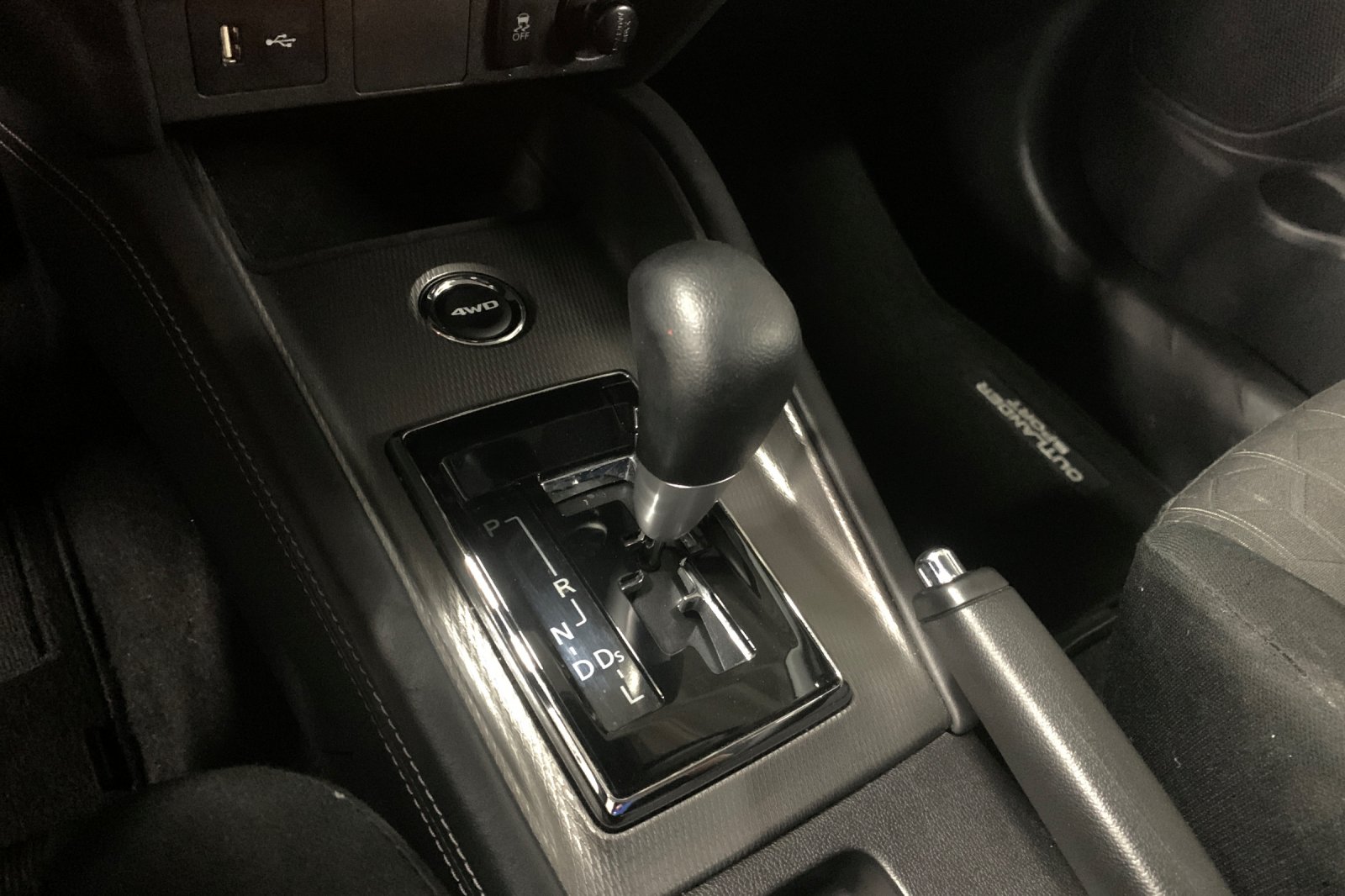 Used 2024  Mitsubishi 2.0 ES image 24