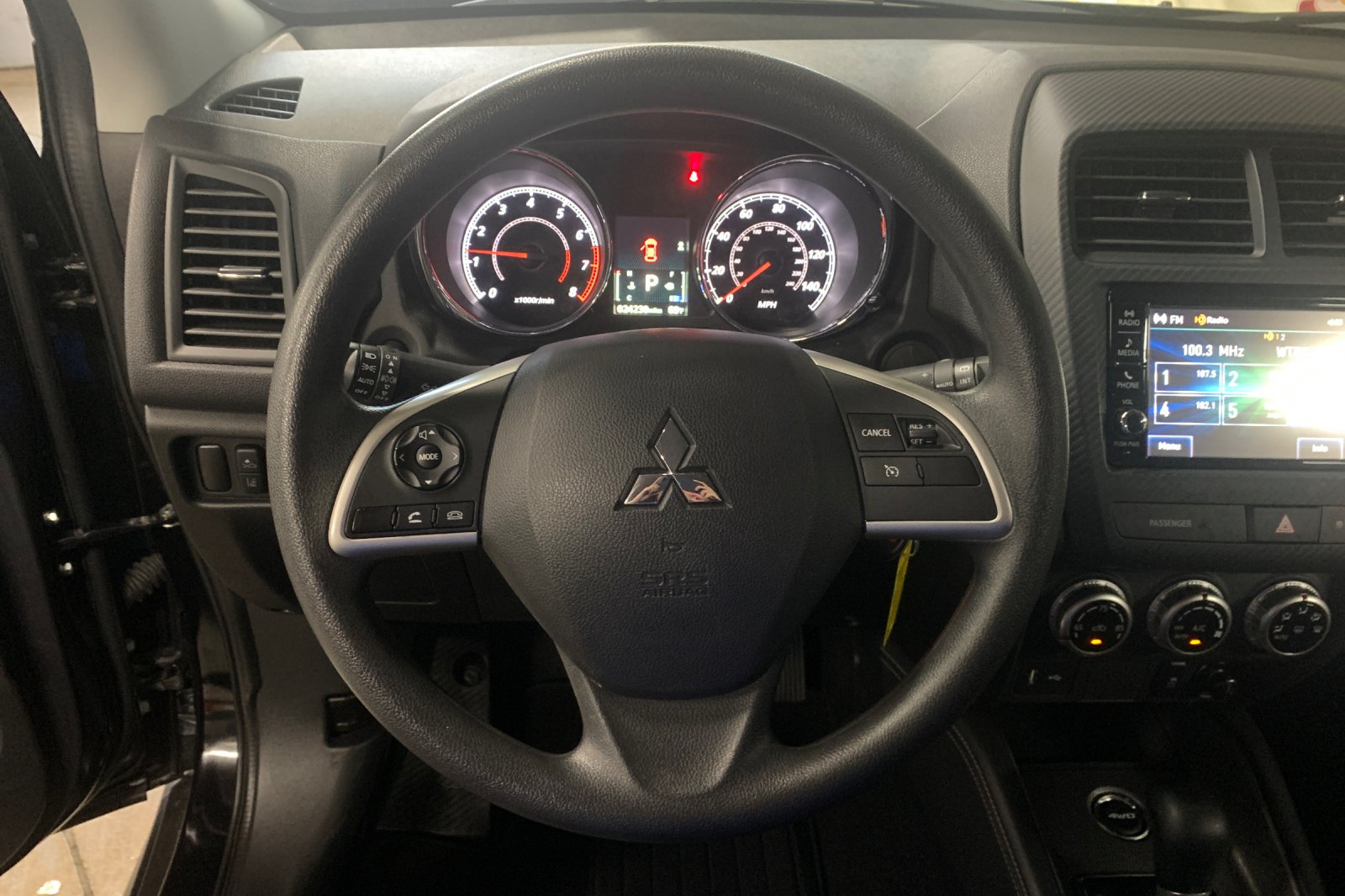 Used 2024  Mitsubishi 2.0 ES image 26