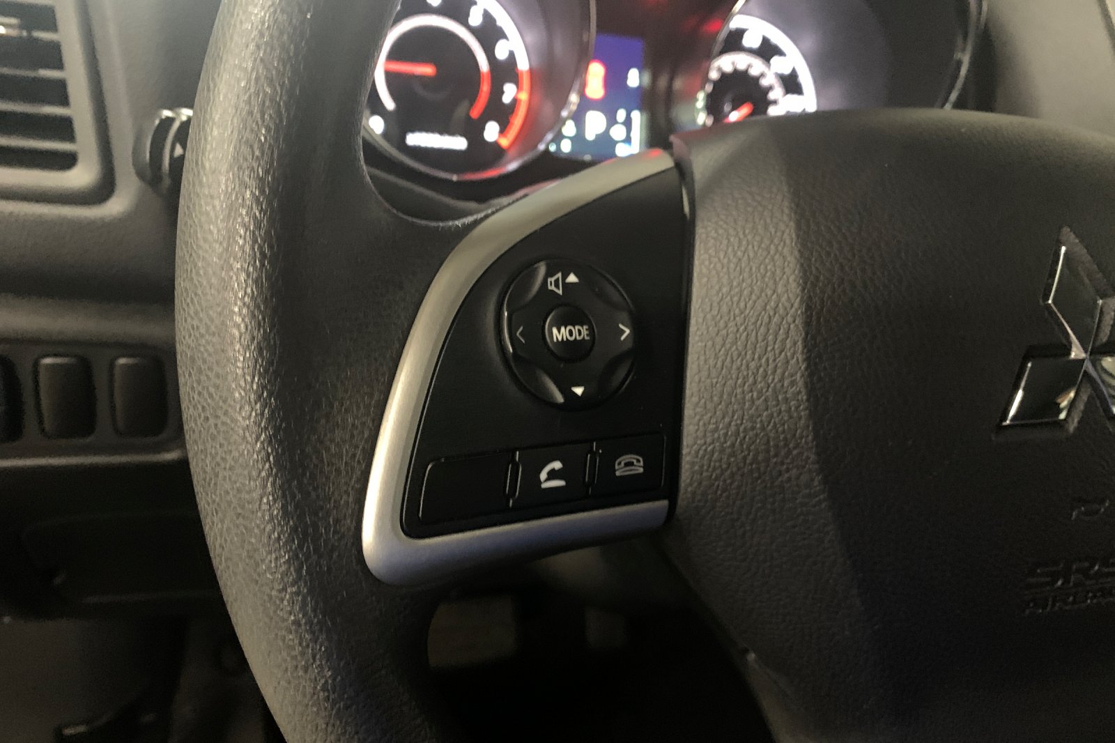 Used 2024  Mitsubishi 2.0 ES image 27