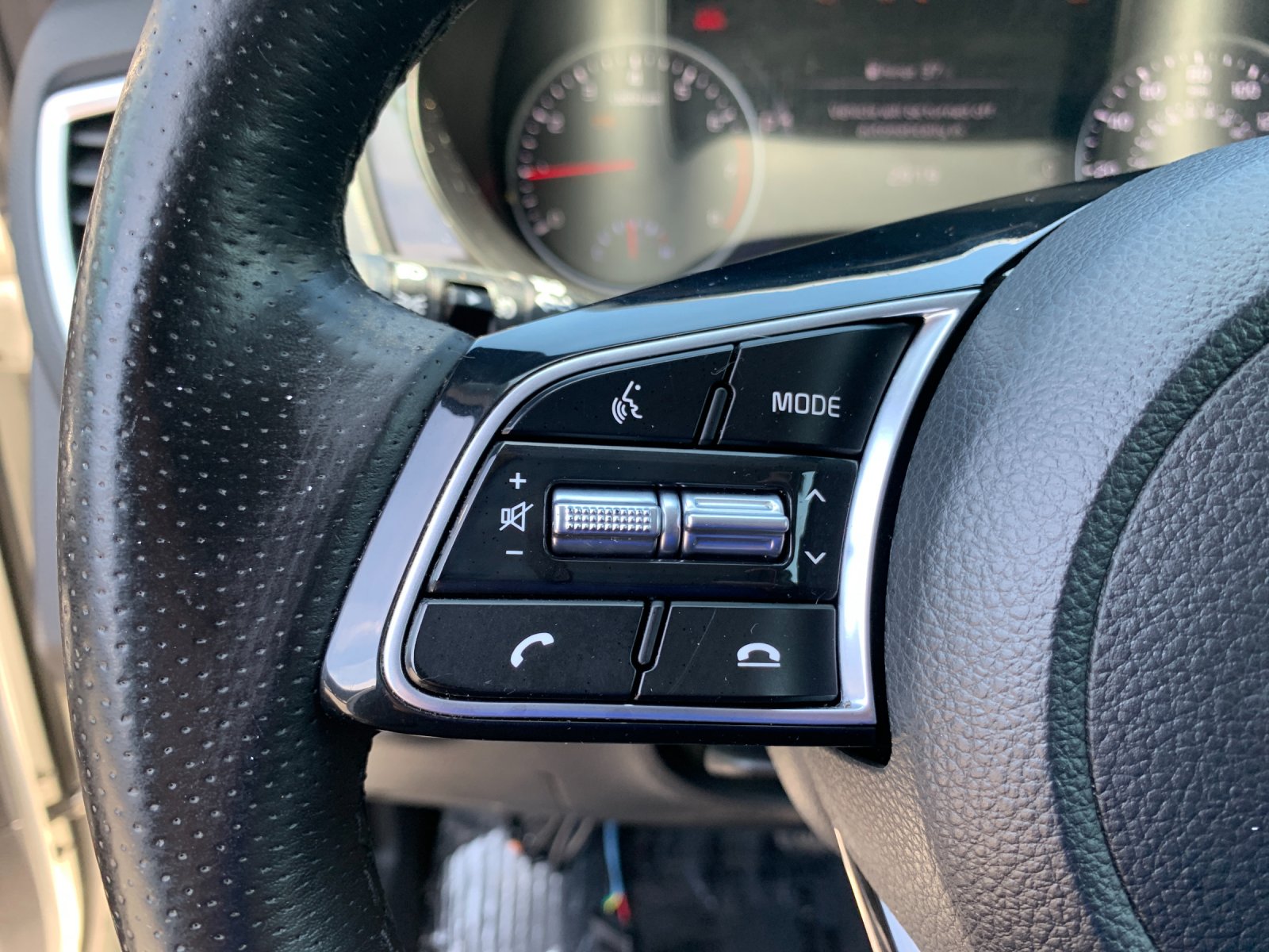 Used 2023 White Kia SX image 29