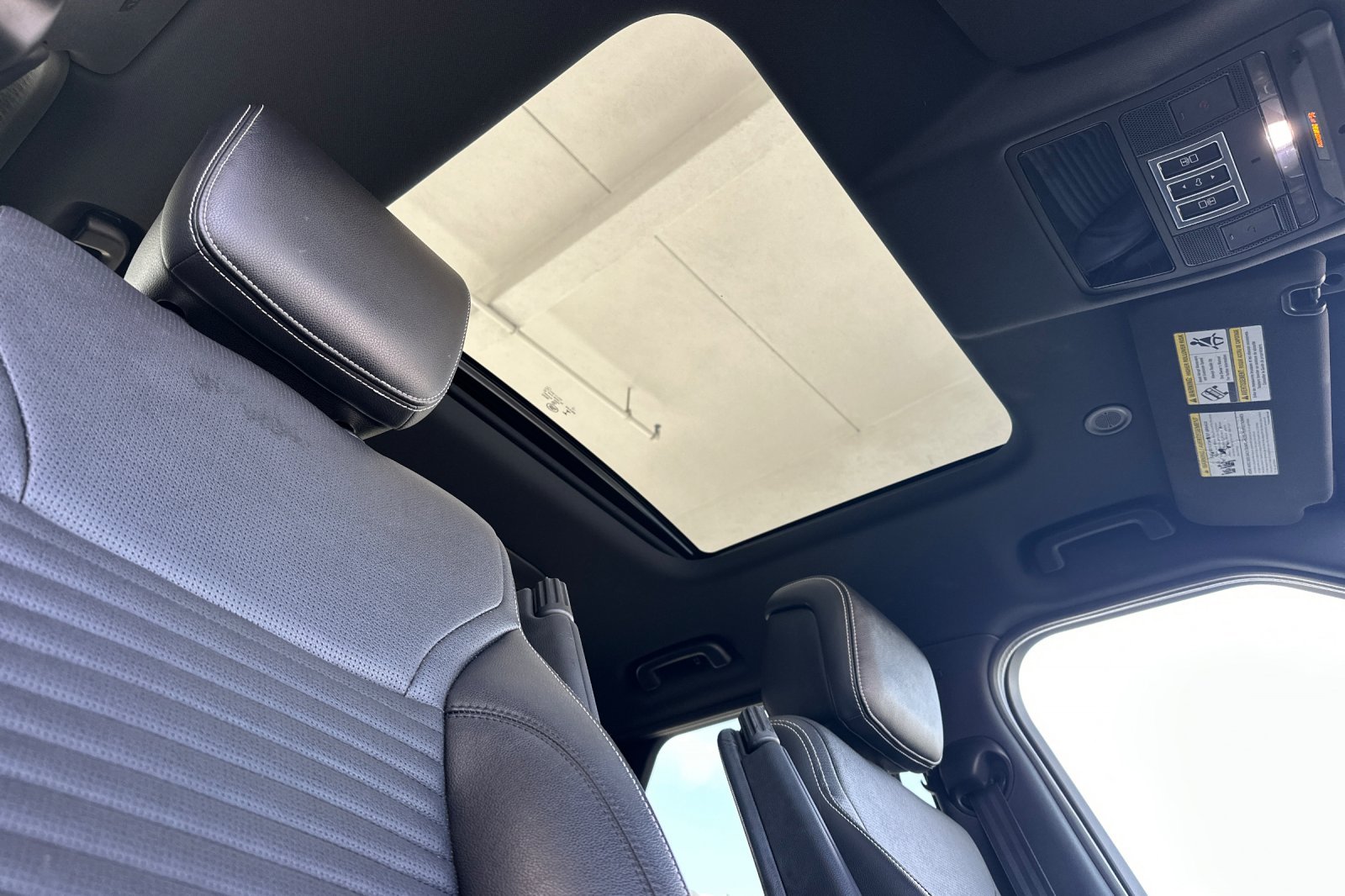 Used 2022  Land Rover S R-Dynamic image 21