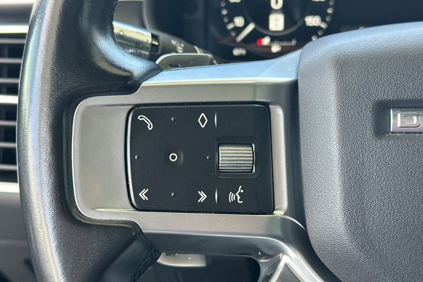 Used 2022  Land Rover S R-Dynamic image 31