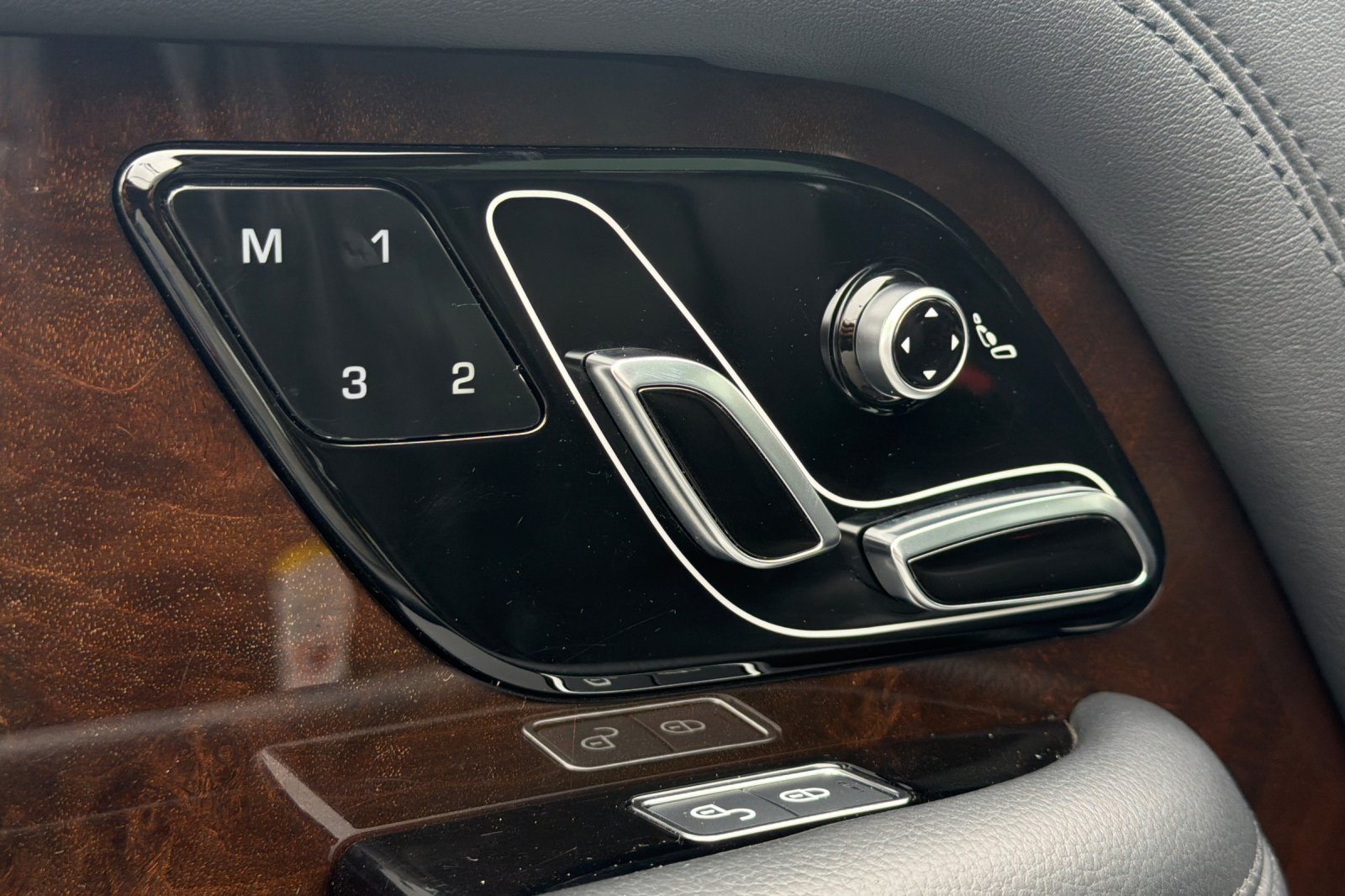 Used 2020  Land Rover SWB image 13
