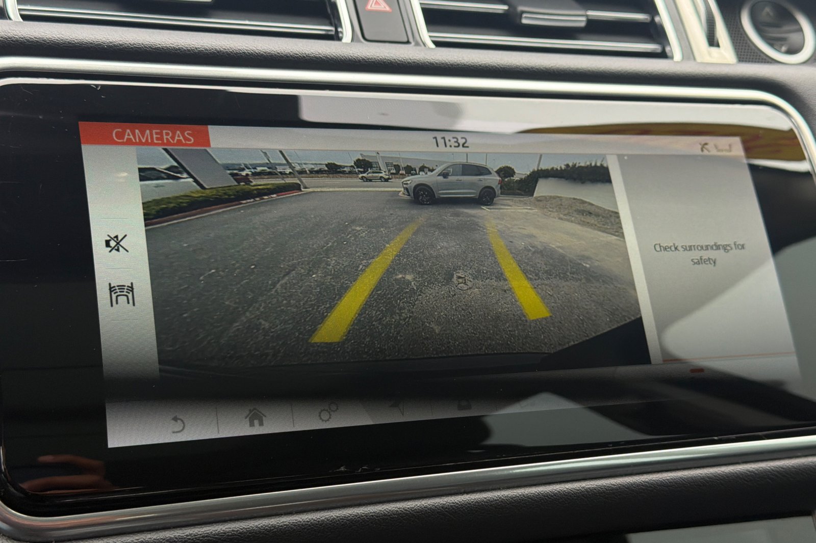 Used 2020  Land Rover SWB image 25