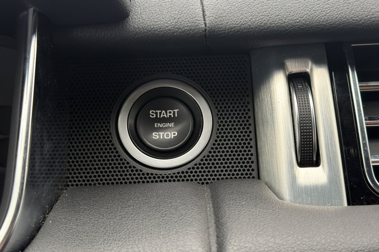 Used 2020  Land Rover SWB image 28